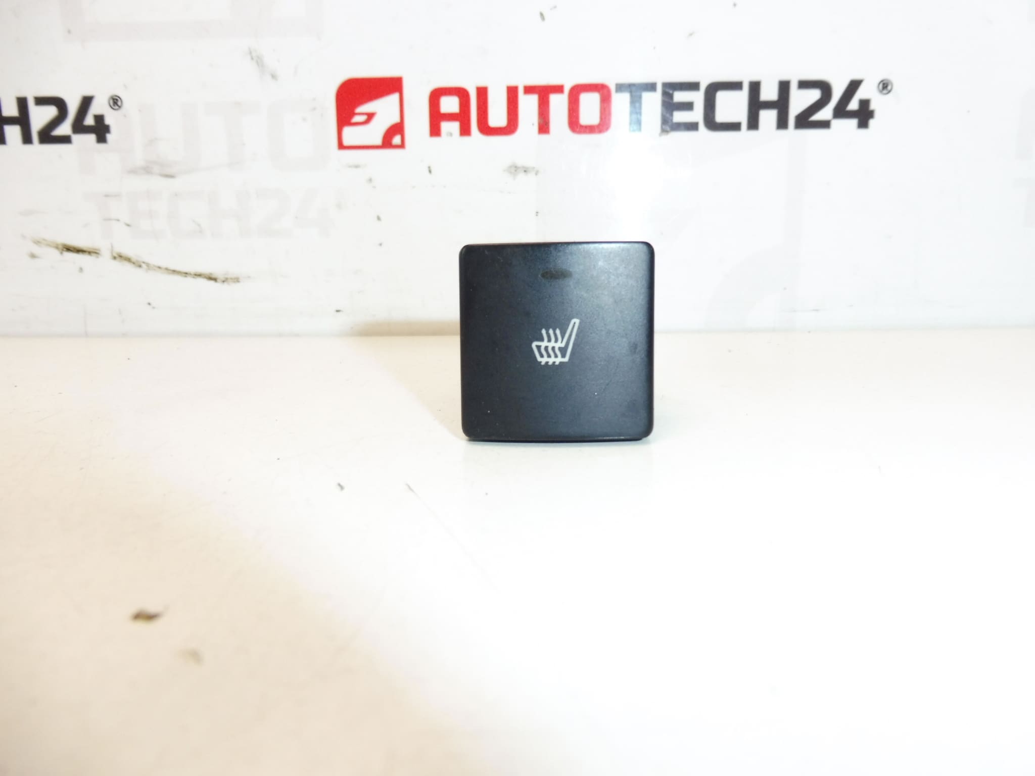 Ovladač výhřevu sedadla Citroën Peugeot 96296491ZL 8904TW