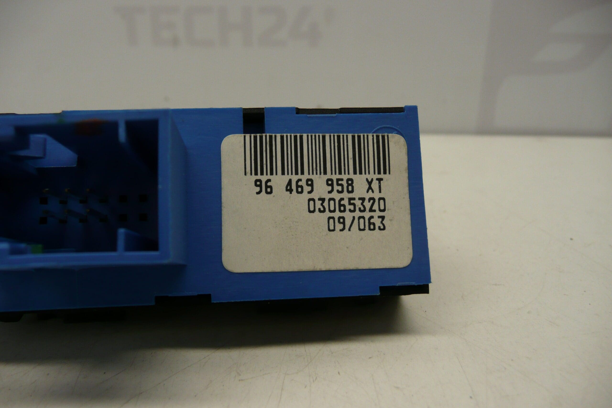 Spínač PDC a centrálního zamykání pro Peugeot 407, č. dílu 96469958XT / 6554EY - Obrázek 2