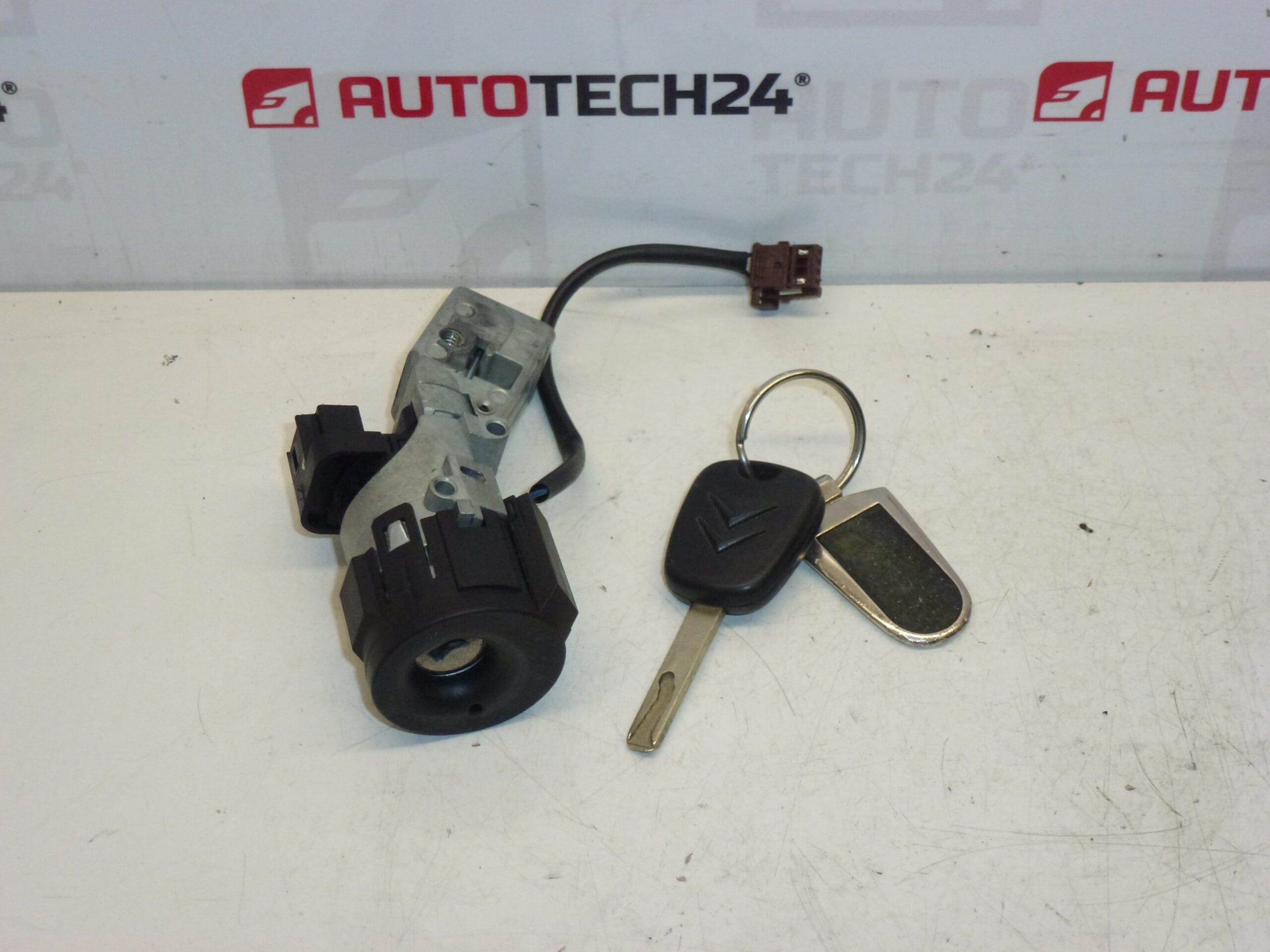 Spínací skříňka a jeden klíč Citroën Peugeot 4162EA