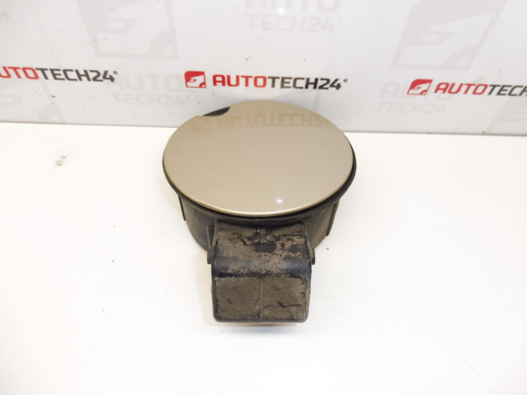 Víčko krytu nádrže Citroën C4 5 dveří 9650573477 1517C1 KCW - Obrázek 2