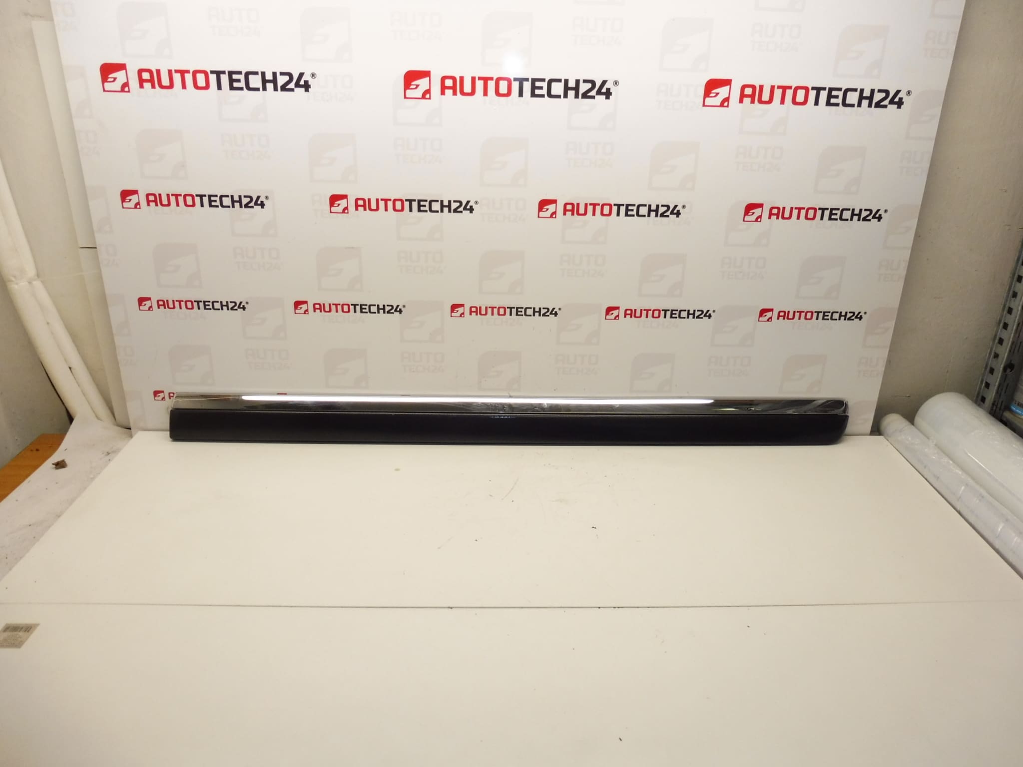 Lišta levých zadních dveří Citroen C8 Peugeot 807 EYJ 1401029977 8546W2