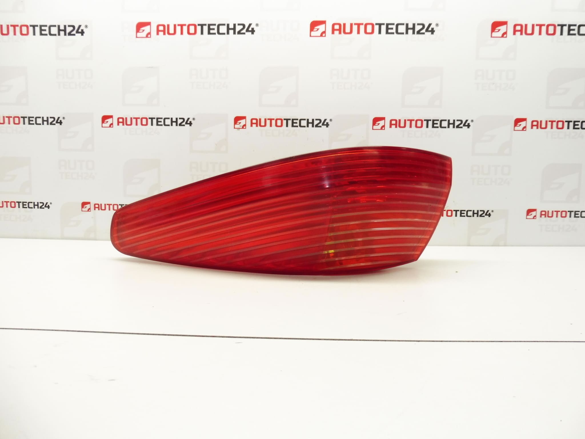 Pravé zadní světlo do blatníku Peugeot 607 6351N1