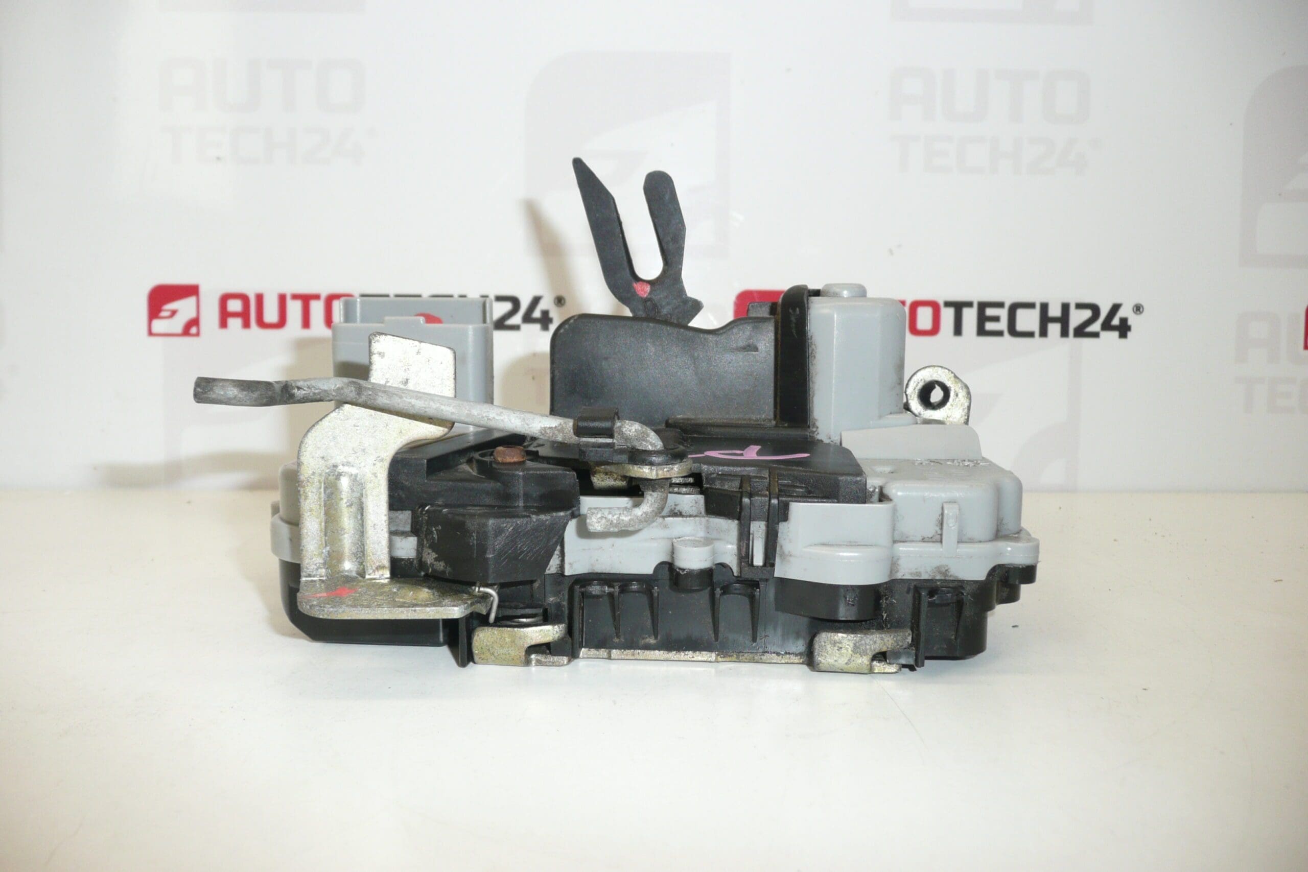 Zámek pravých předních dveří spolujezdce Citroën Xsara 9136J2 - Obrázek 2