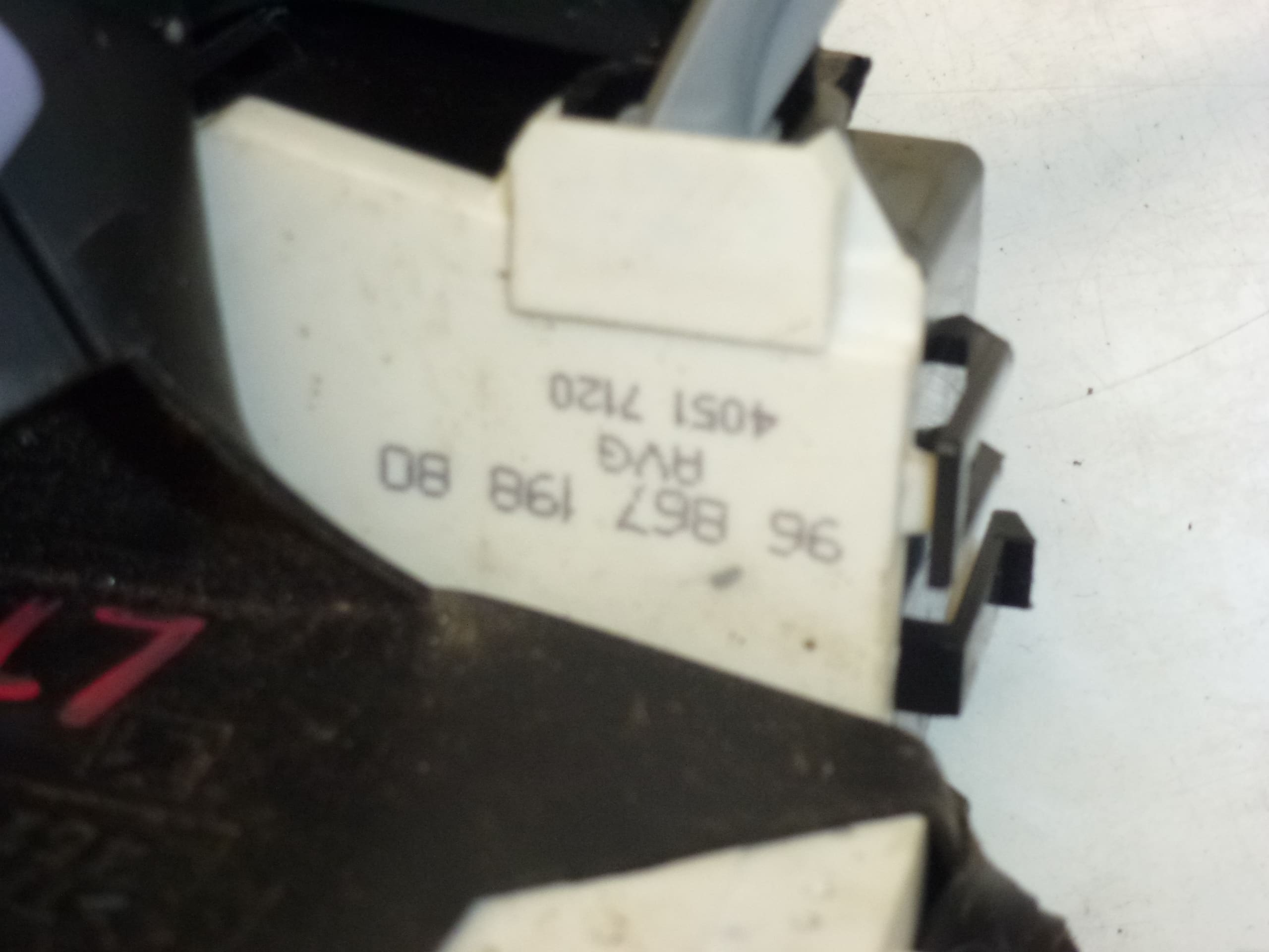 Zámek levých předních dveří Citroën C4 9686719880 9135FA - Obrázek 2