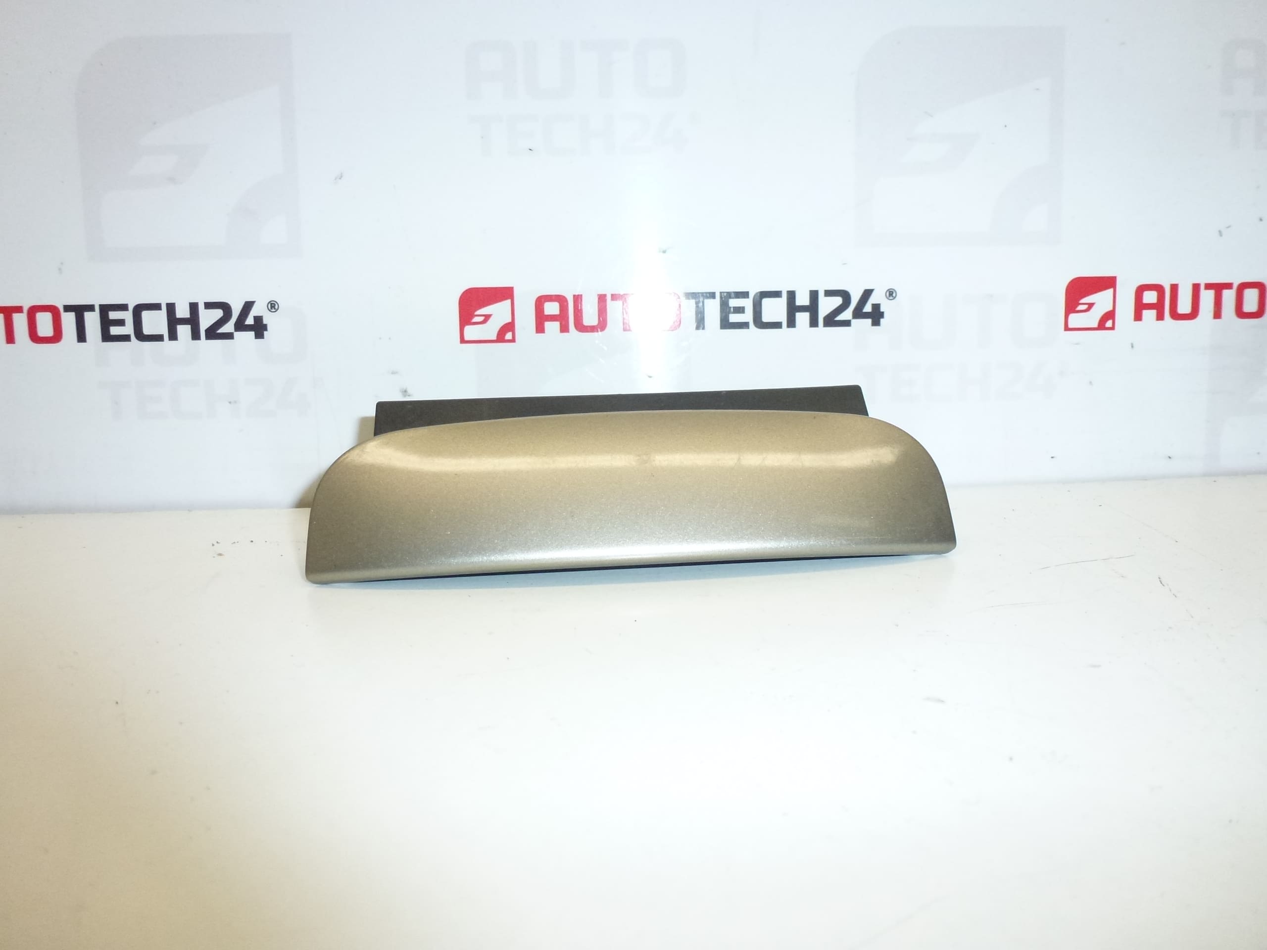 Klika zadního víka zlatá metalíza Citroën C4 C5 II 9649858777 8726Q8