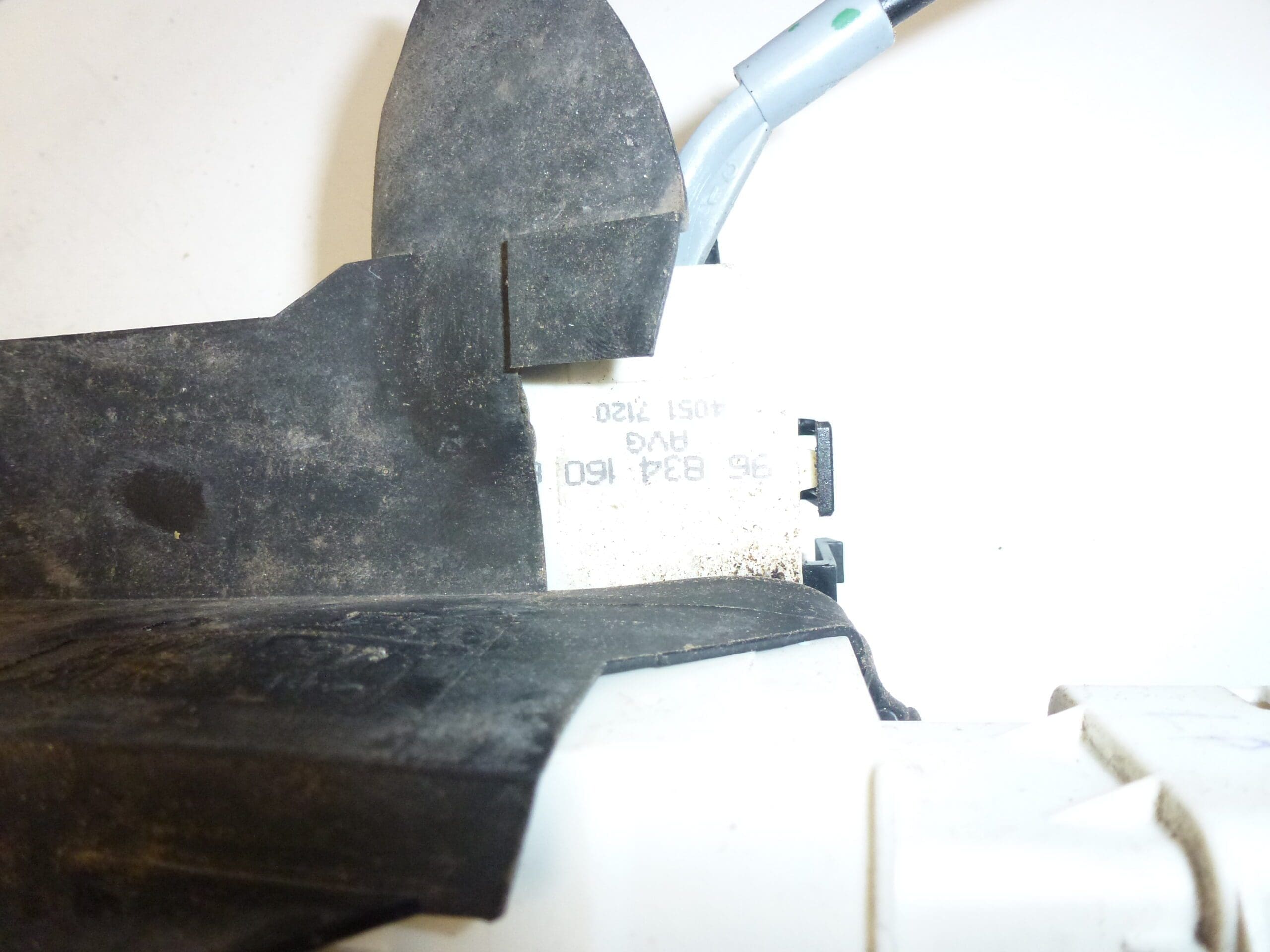 Zámek levých předních dveří Citroën C4 9683416080 9135FA - Obrázek 2