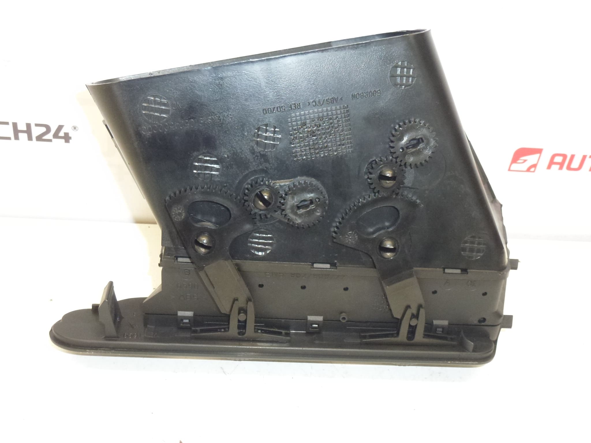 Větrací otvor středový Citroën Berlingo I a Peugeot Partner I 8265A9 - Obrázek 2