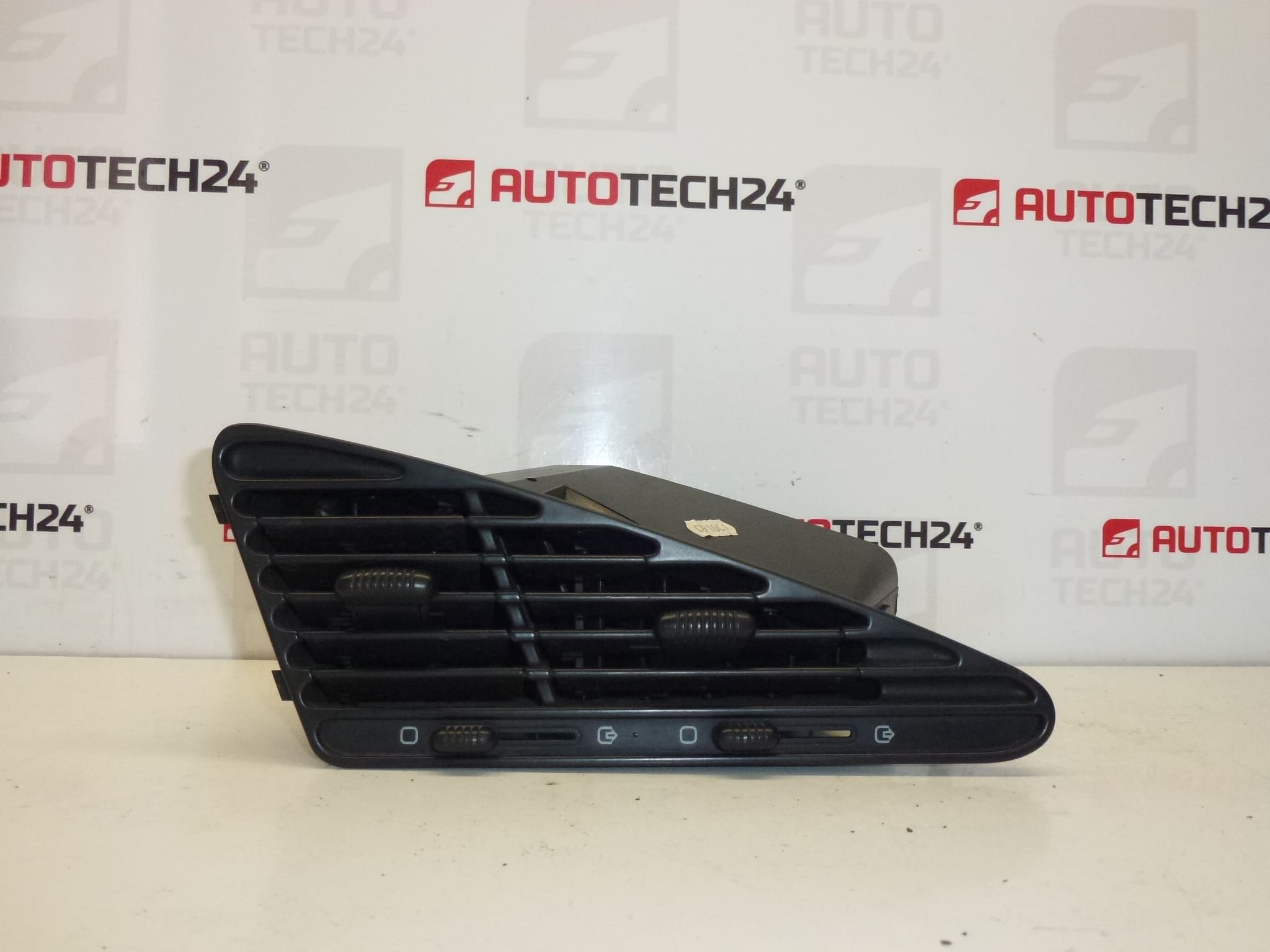 Větrací otvor středový Citroën Berlingo I a Peugeot Partner I 8265A9