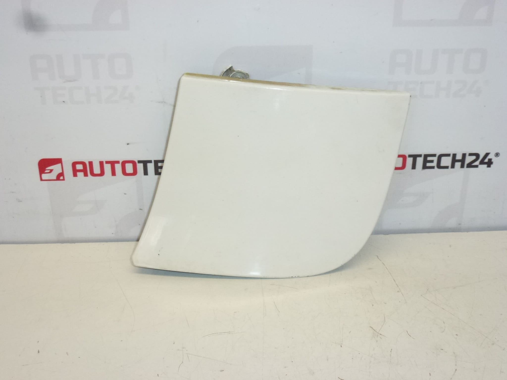 Kryt víčka nádrže bílé Peugeot 107 Citroën C1 1517C5 1517C9