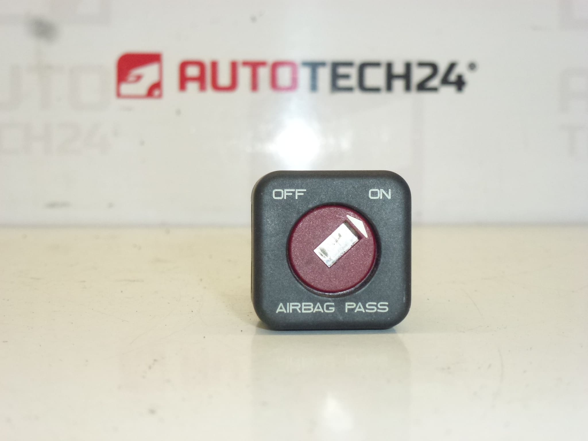 Vypínač airbagu spolujezdce Citroën Peugeot 96373205XT 8216E6