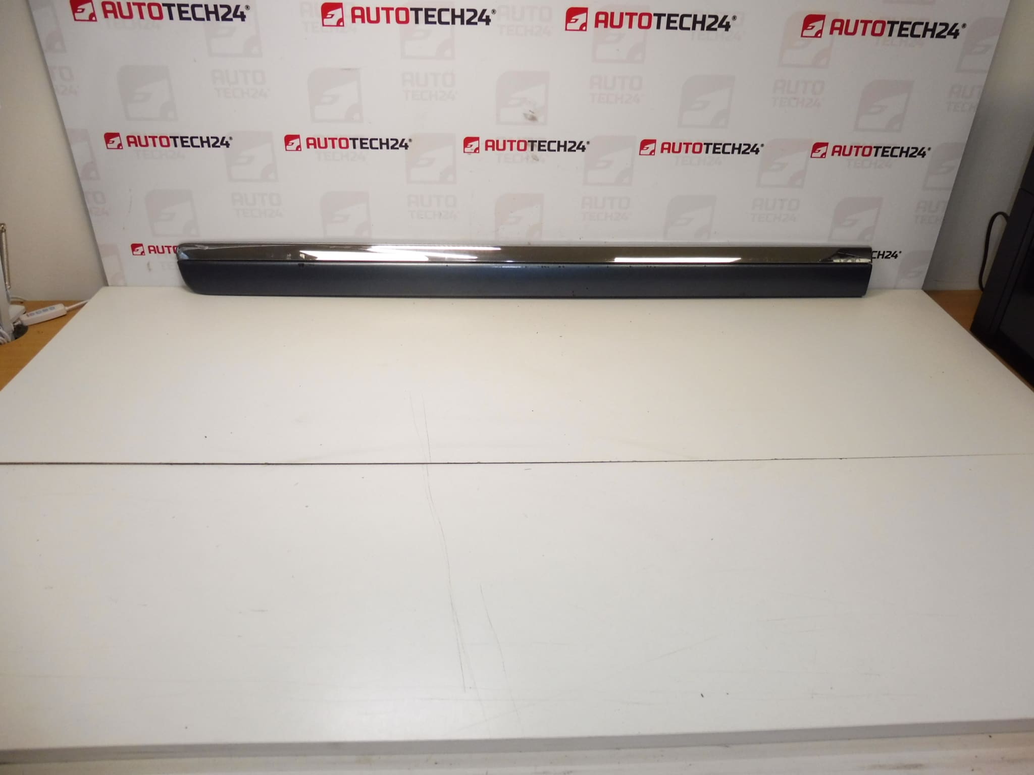 Lišta pravých zadních dveří Citroen C8 Peugeot 807 EZW 1401029677 8546W3