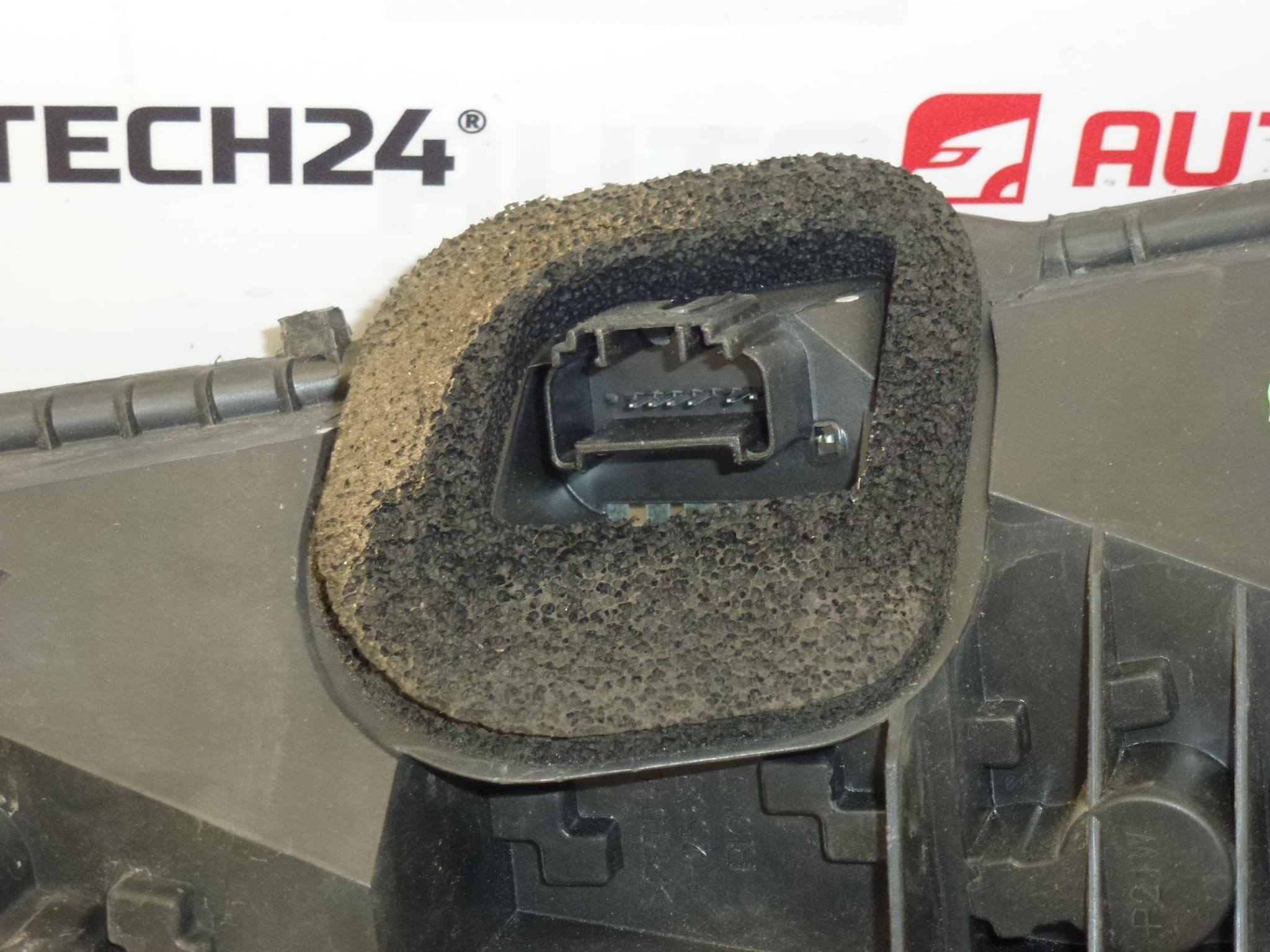 Patice žárovek pravé zadní lampy Citroën C1 Peugeot 107 634681 - Obrázek 2