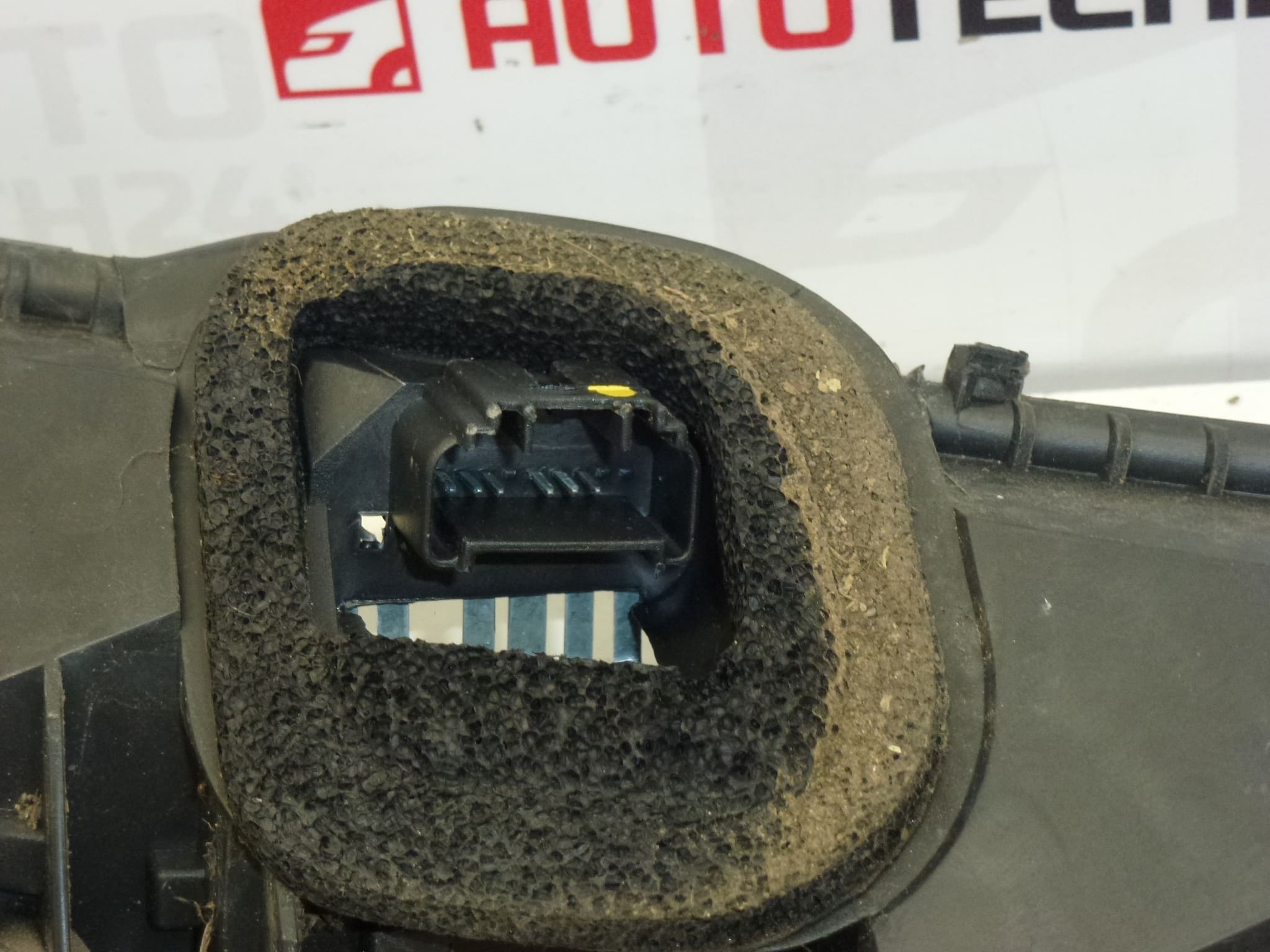 Patice žárovek levé zadní lampy Citroën C1 Peugeot 107 634686 - Obrázek 2