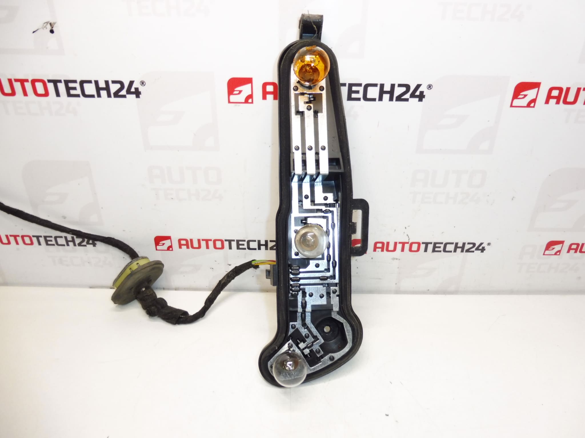 Patice žárovek levá zadní lampa světlo Citroën C4 3 dveře 9646801777 6350T6