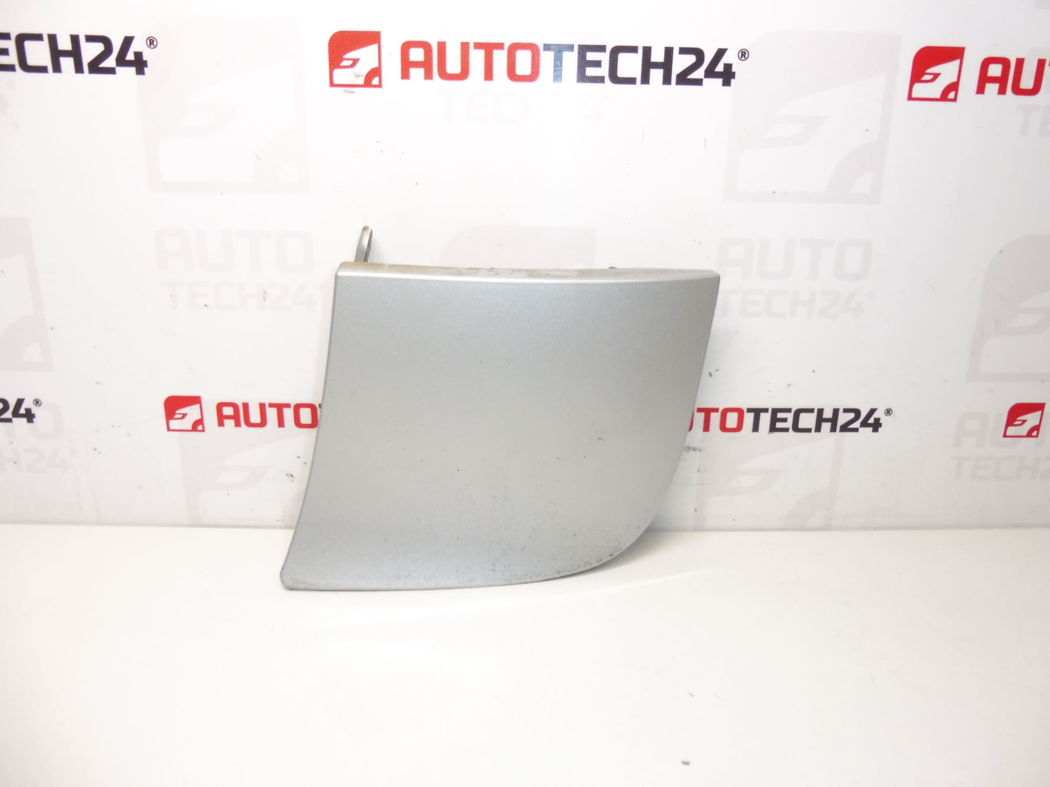 Kryt víčka nádrže červené Peugeot 107 Citroën C1 KTB 1517C5 1517C9