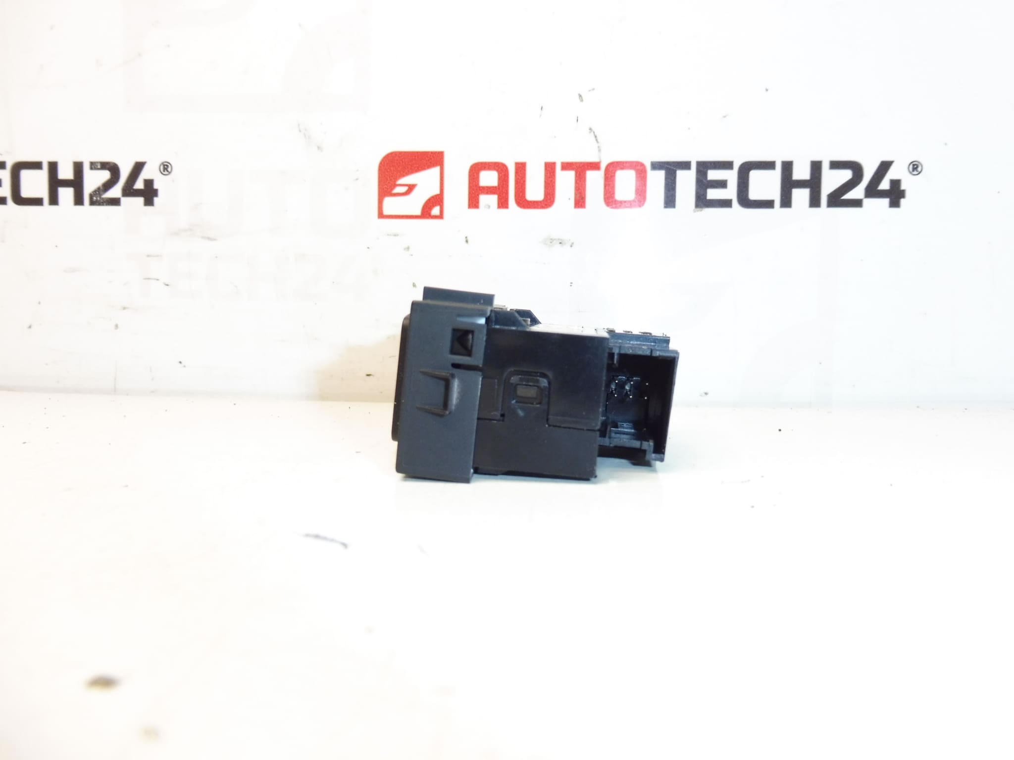 Ovladač výhřevu sedadla Citroën Peugeot DS 98019841ZD - Obrázek 2