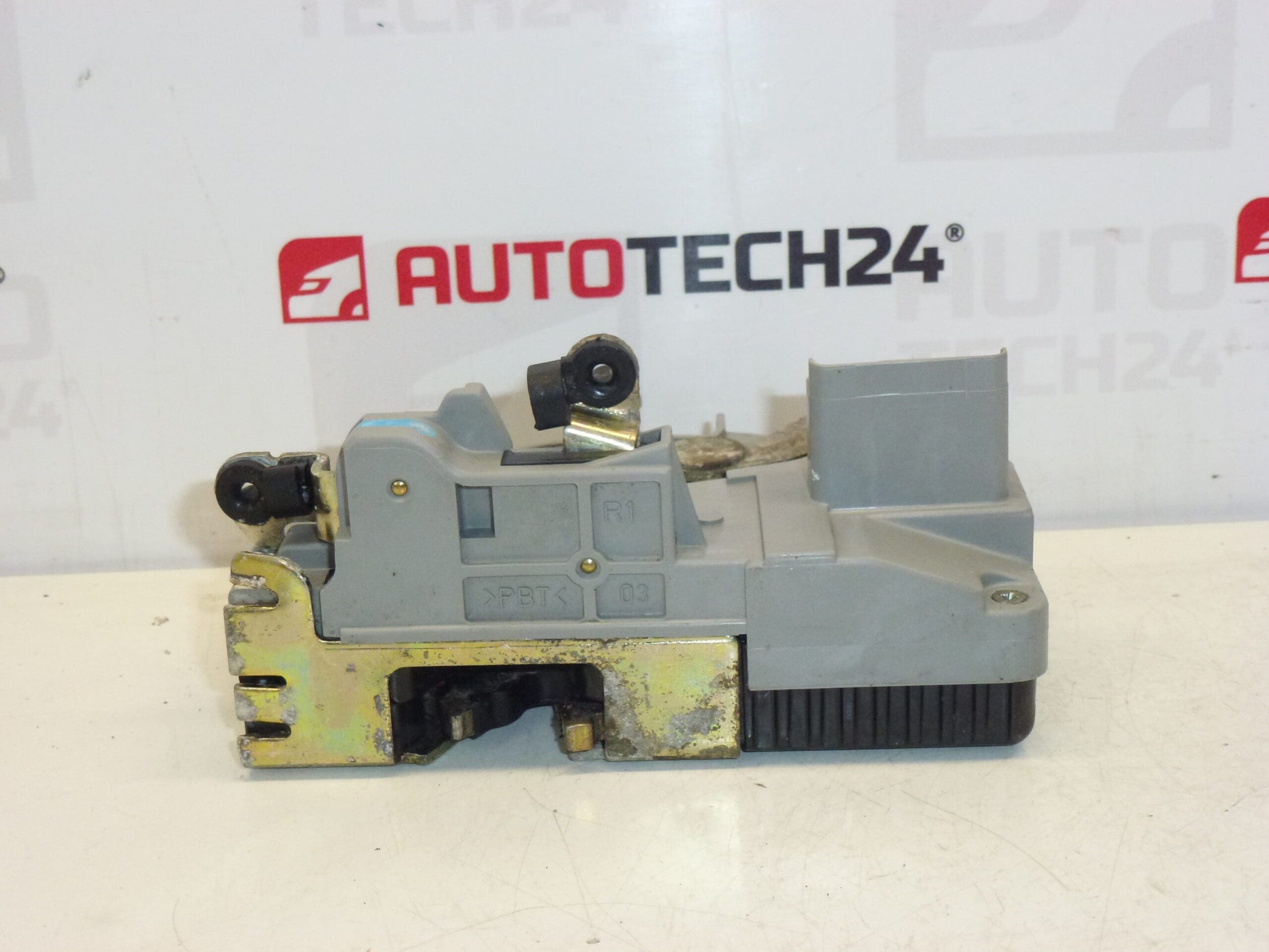 Zámek pravých předních dveří Citroën Peugeot 9136J6 - Obrázek 2