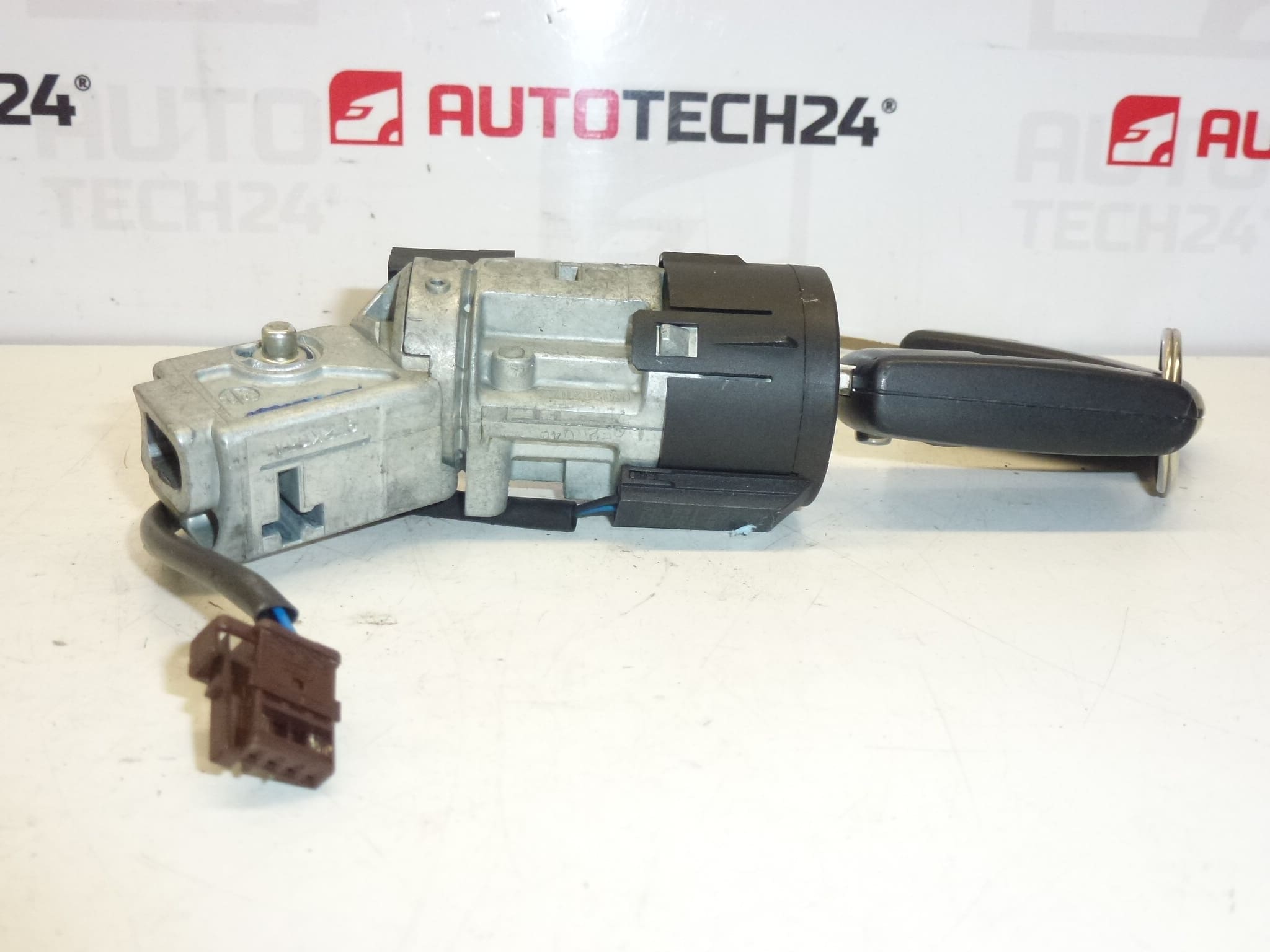 zámek dveří a 2 dálkové klíče Citroën Peugeot 4162SP