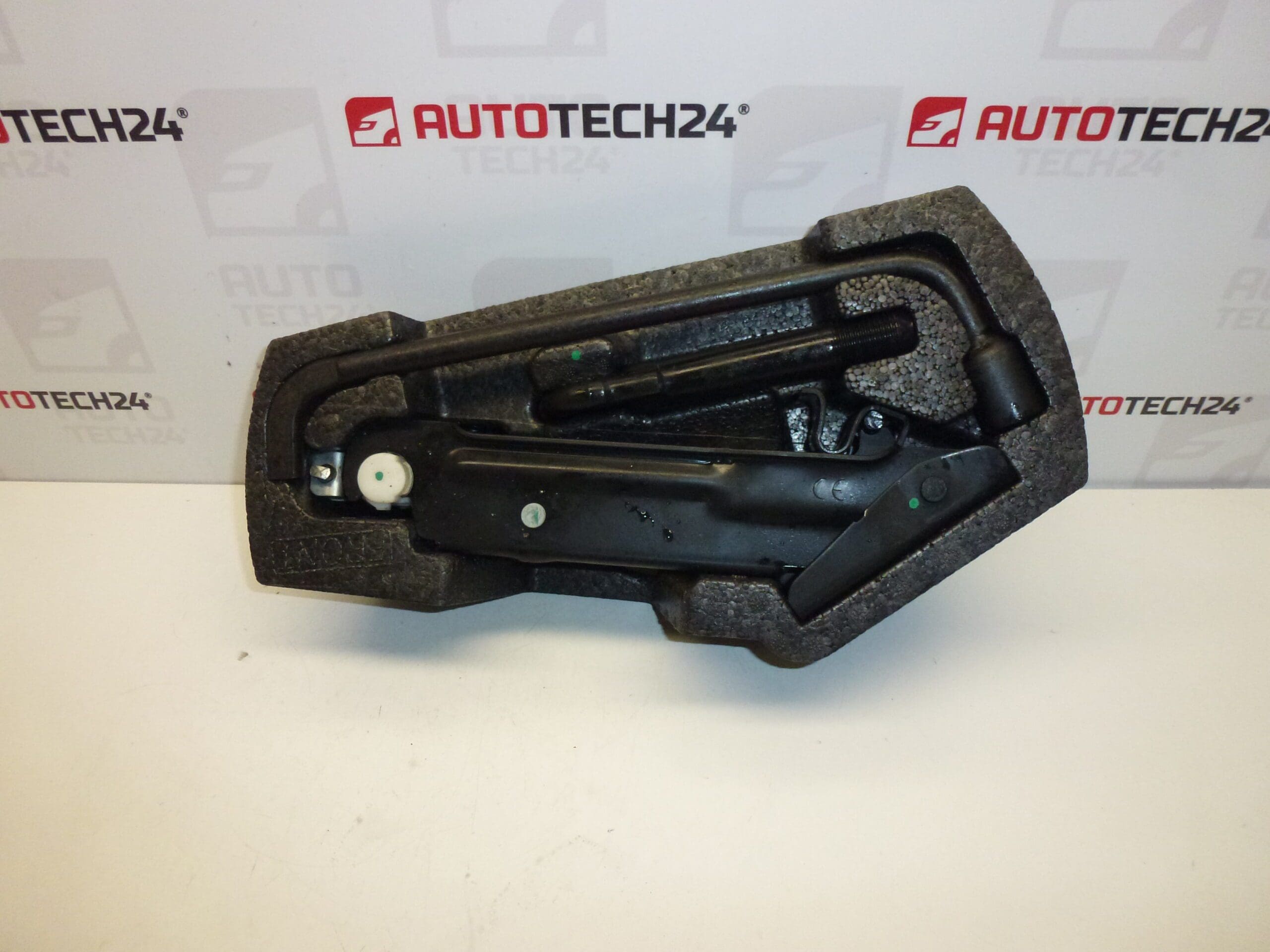 Nářadí, hever, klíč, tažné oko Citroën C1 Peugeot 107 Toyota Aygo