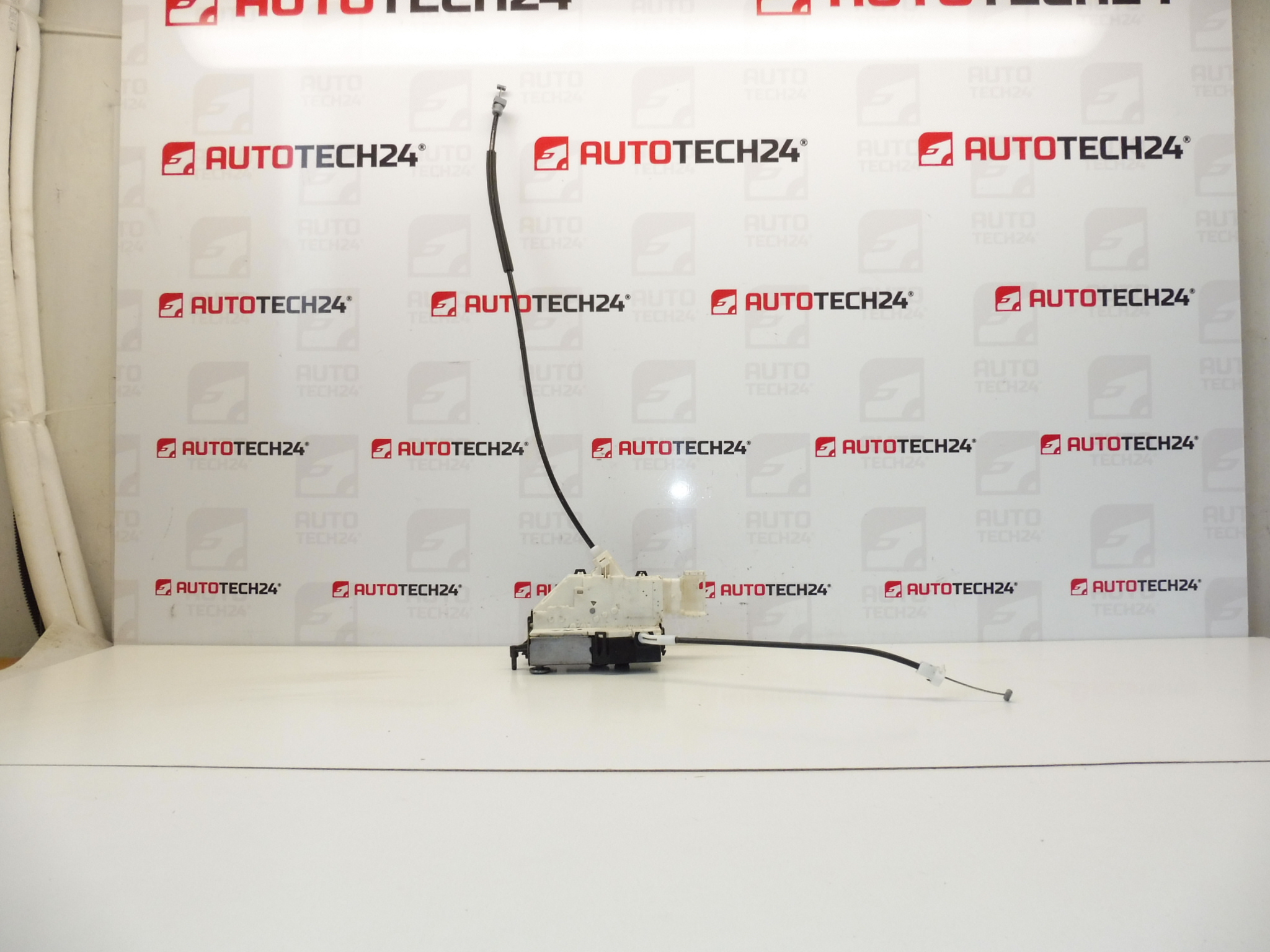 Zámek pravých dveří Peugeot 407 9683417780 9136FE