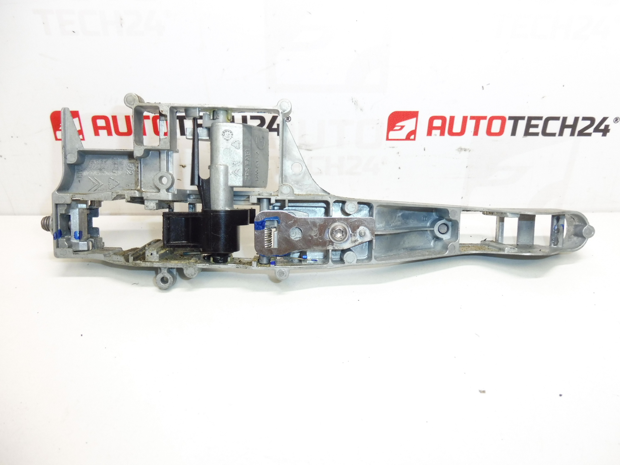 Upevnění kliky levých předních dveří Citroën C3 Picasso 910958