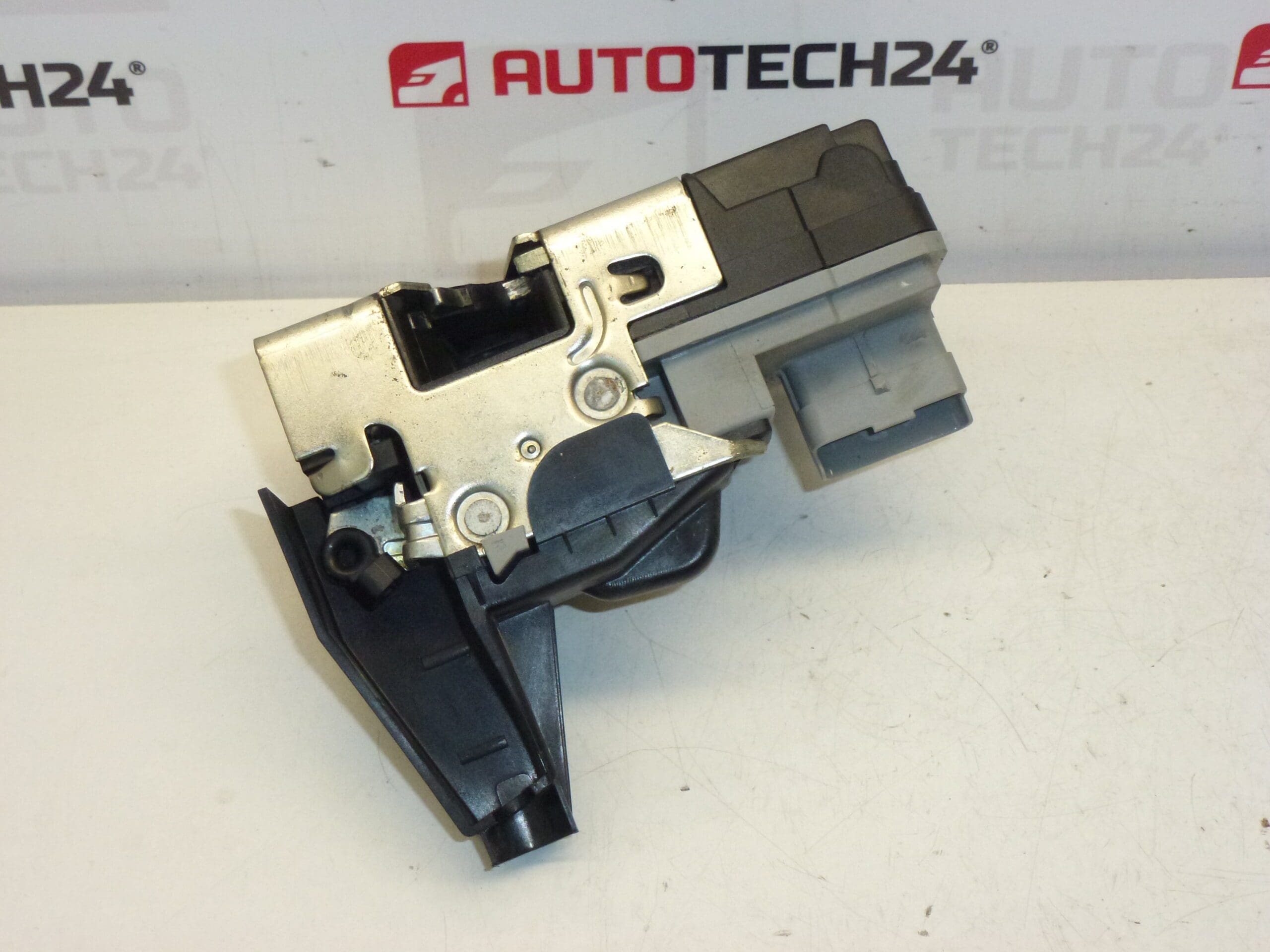 Zámek levých předních řidiče dveří Peugeot 307 9135Z0