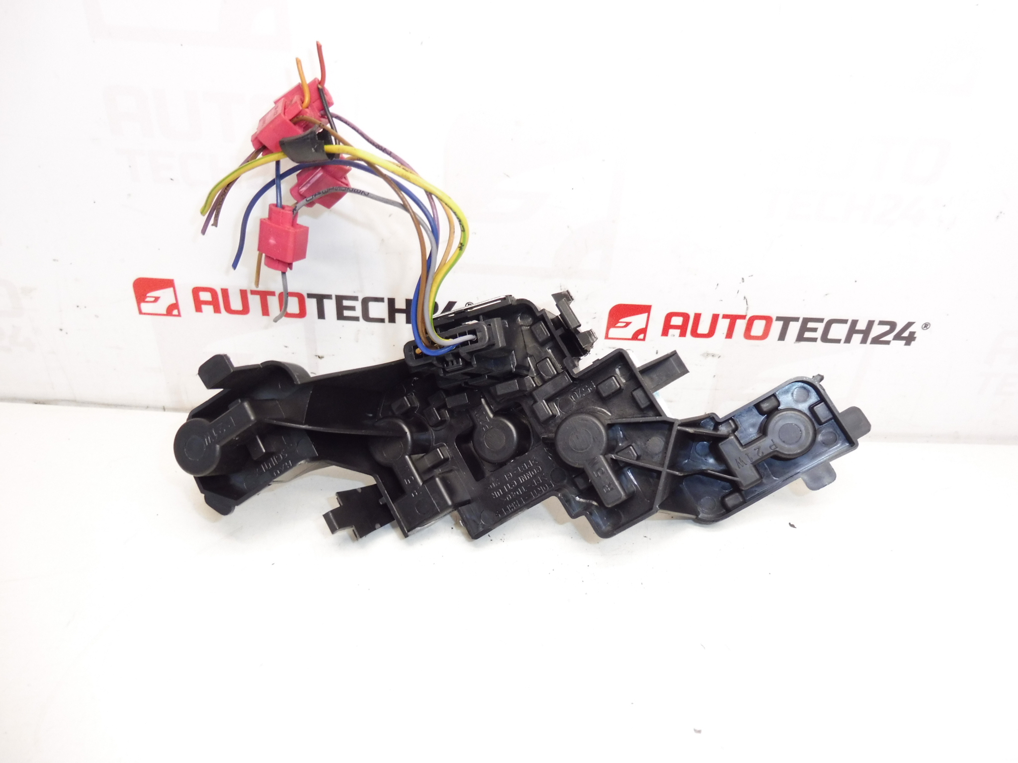 Patice žárovek levé zadní lampa Peugeot 307 II 6350X0