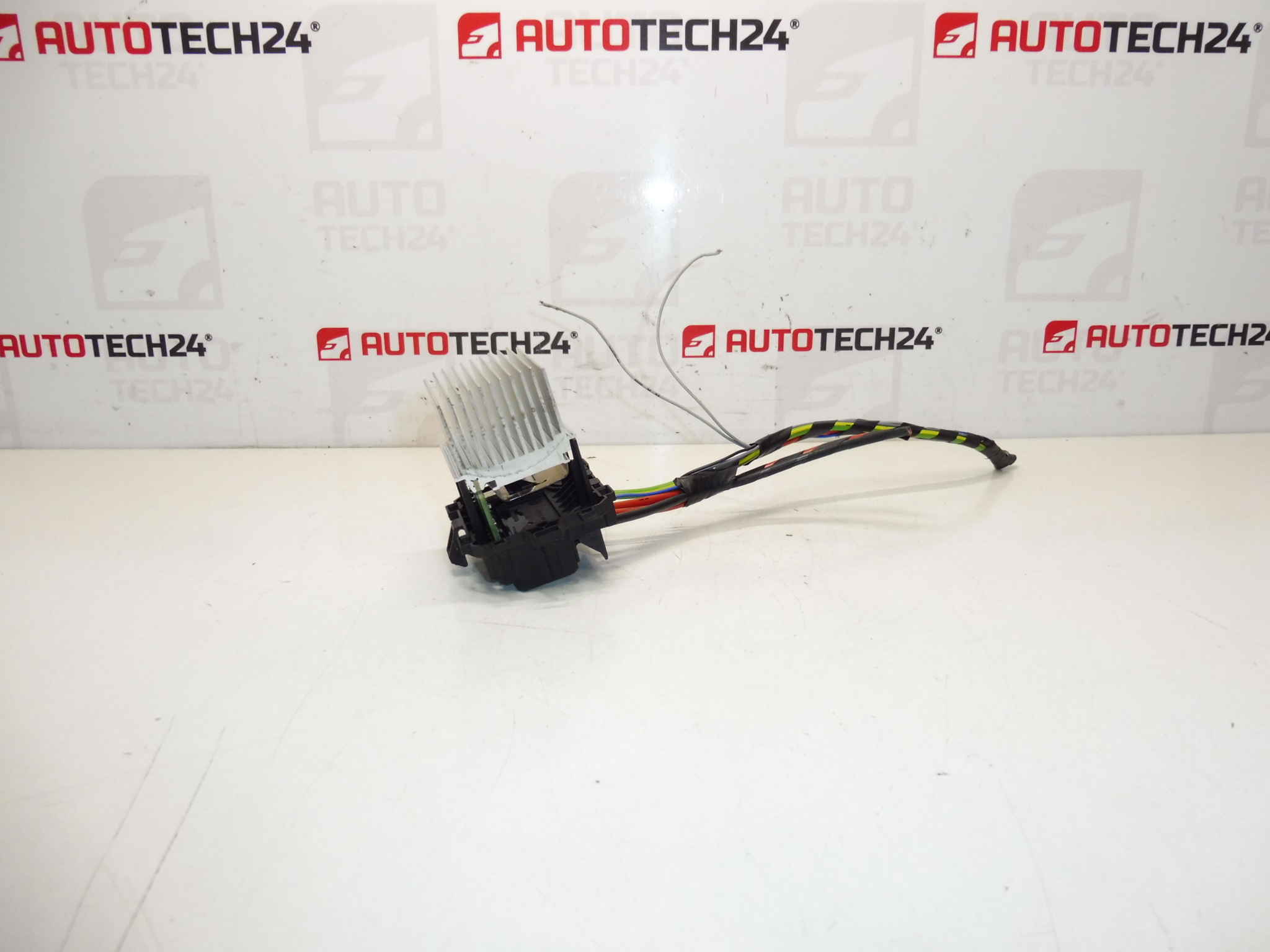 Regulátor otáček ventilátoru Valeo Citroën Peugeot T1014302U-C 1618030980