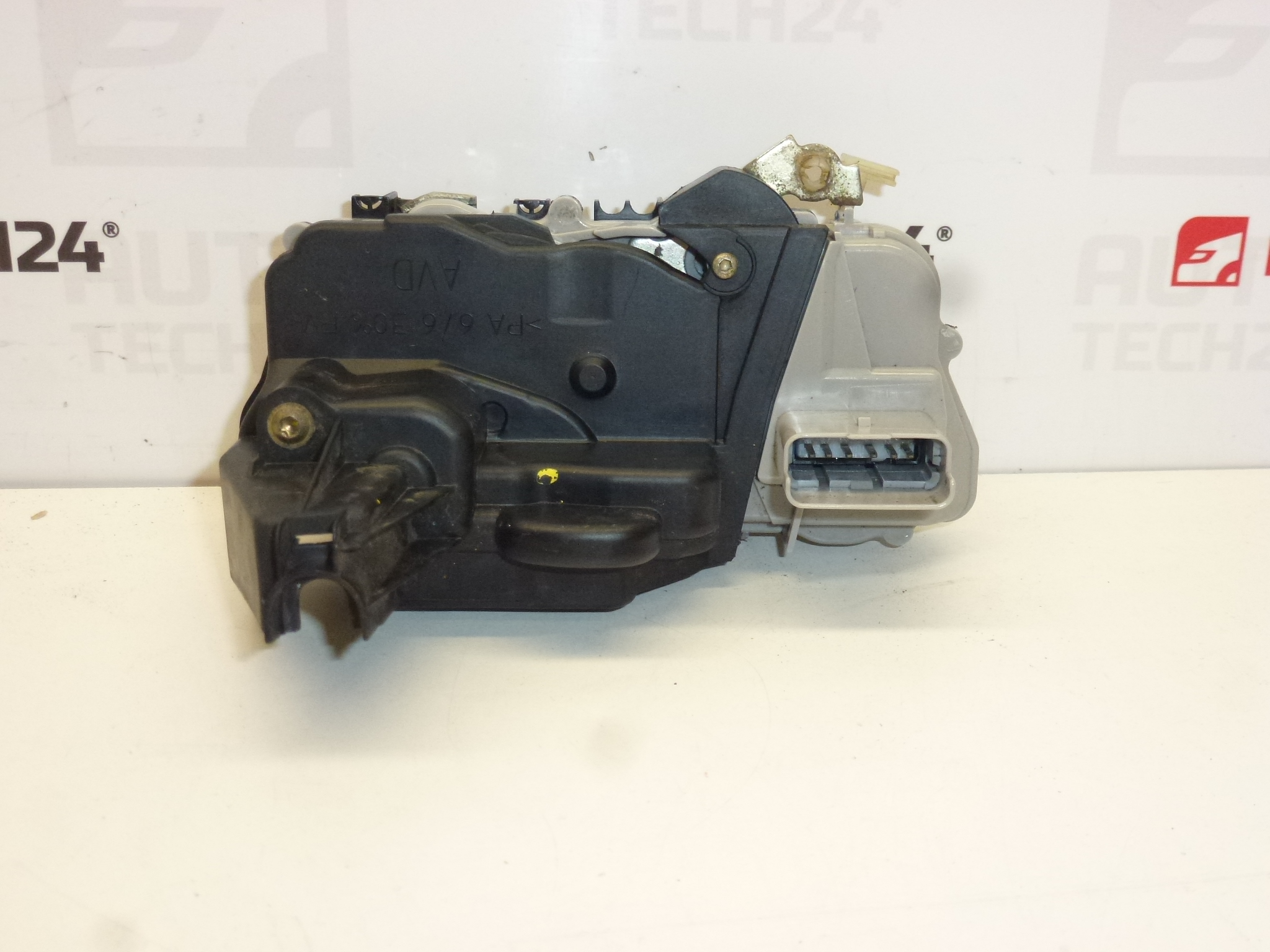 Zámek pravých předních dveří II Peugeot 307 9136Z9