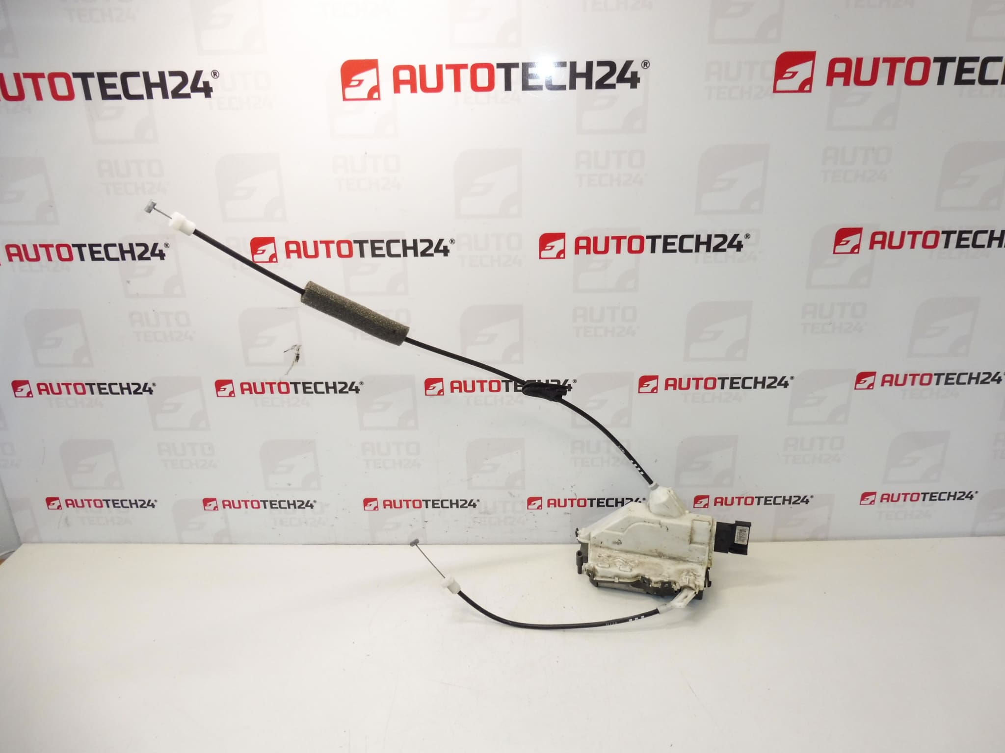 Zámek pravých předních dveří Peugeot 308 A04958 006165