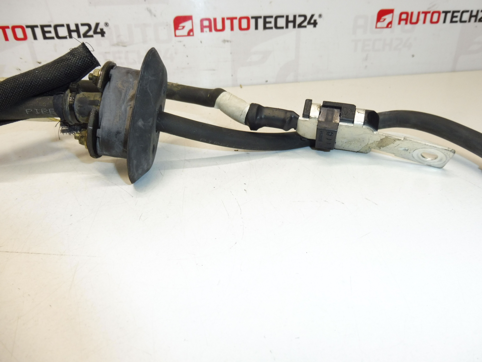 Kabel připojení + pólu v motoru Citroën Peugeot 1484991080 5642Y3