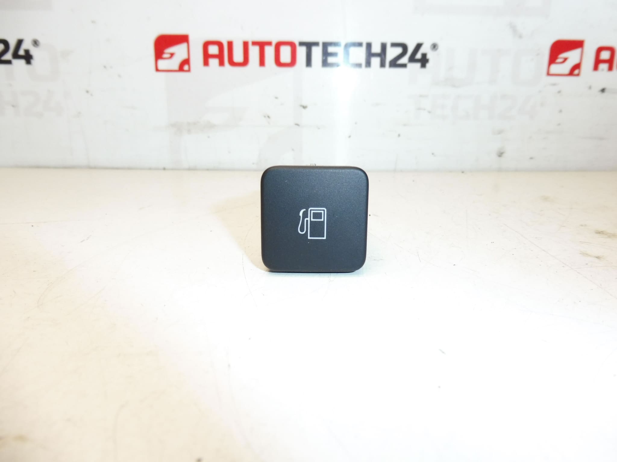 Spínač otvírání palivové nádrže Citroën DS 96664235ZD