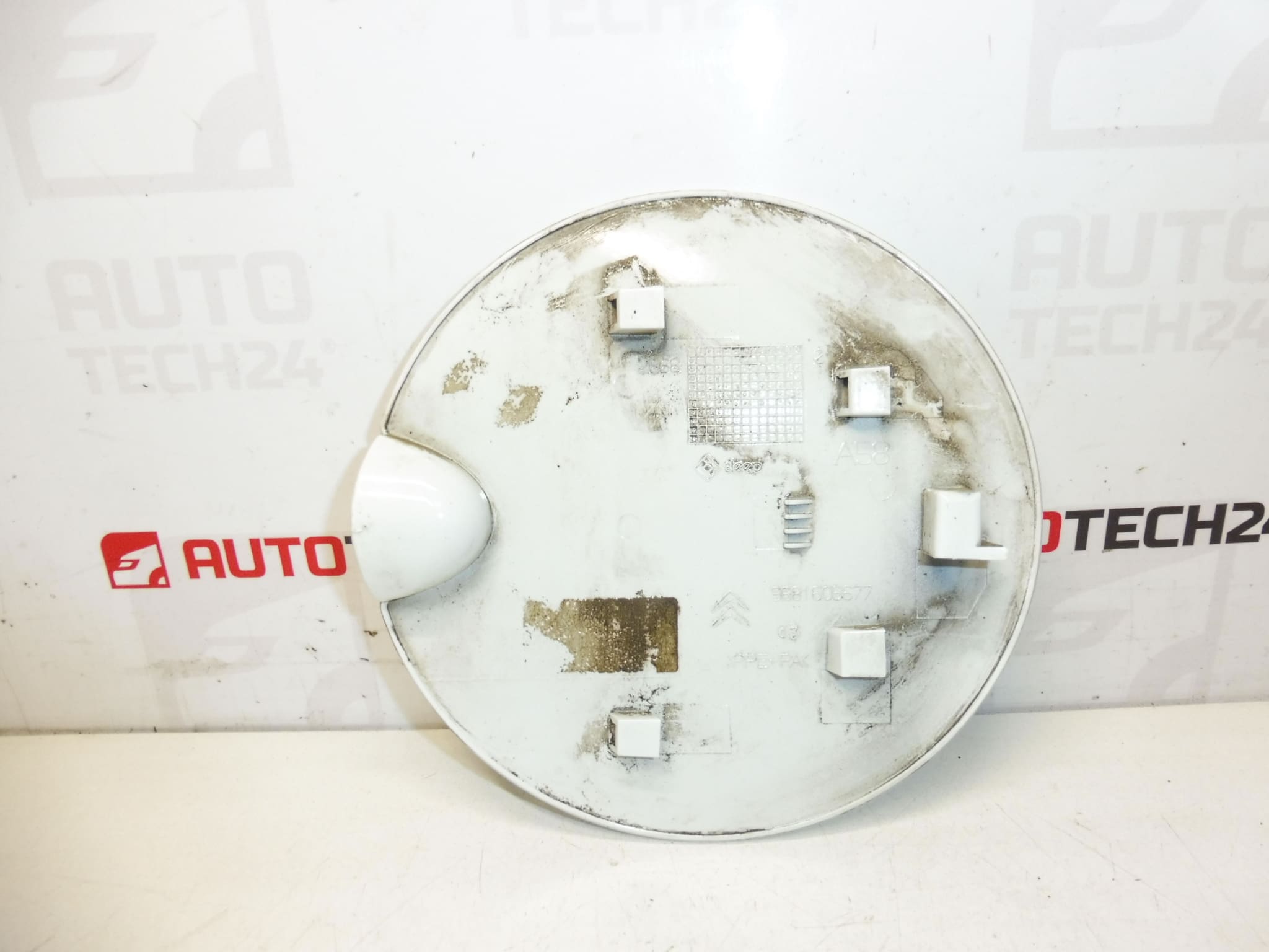 Víčko krytu nádrže EWPB Citroën C3 Picasso 9681606677 1517G8 - Obrázek 2