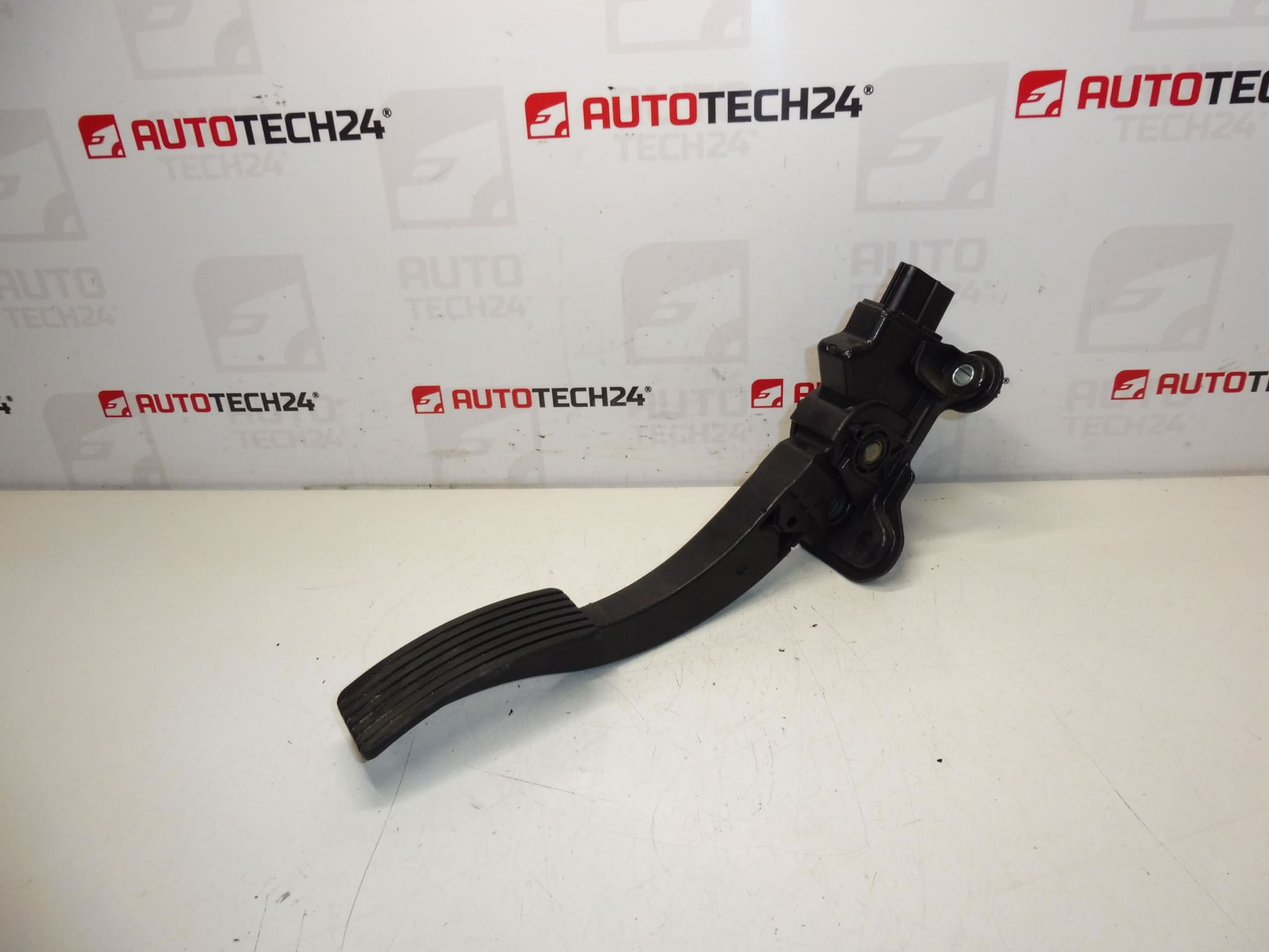 Plynový pedál Citroën C-Crosser Peugeot 4007 1600A102 1601CL