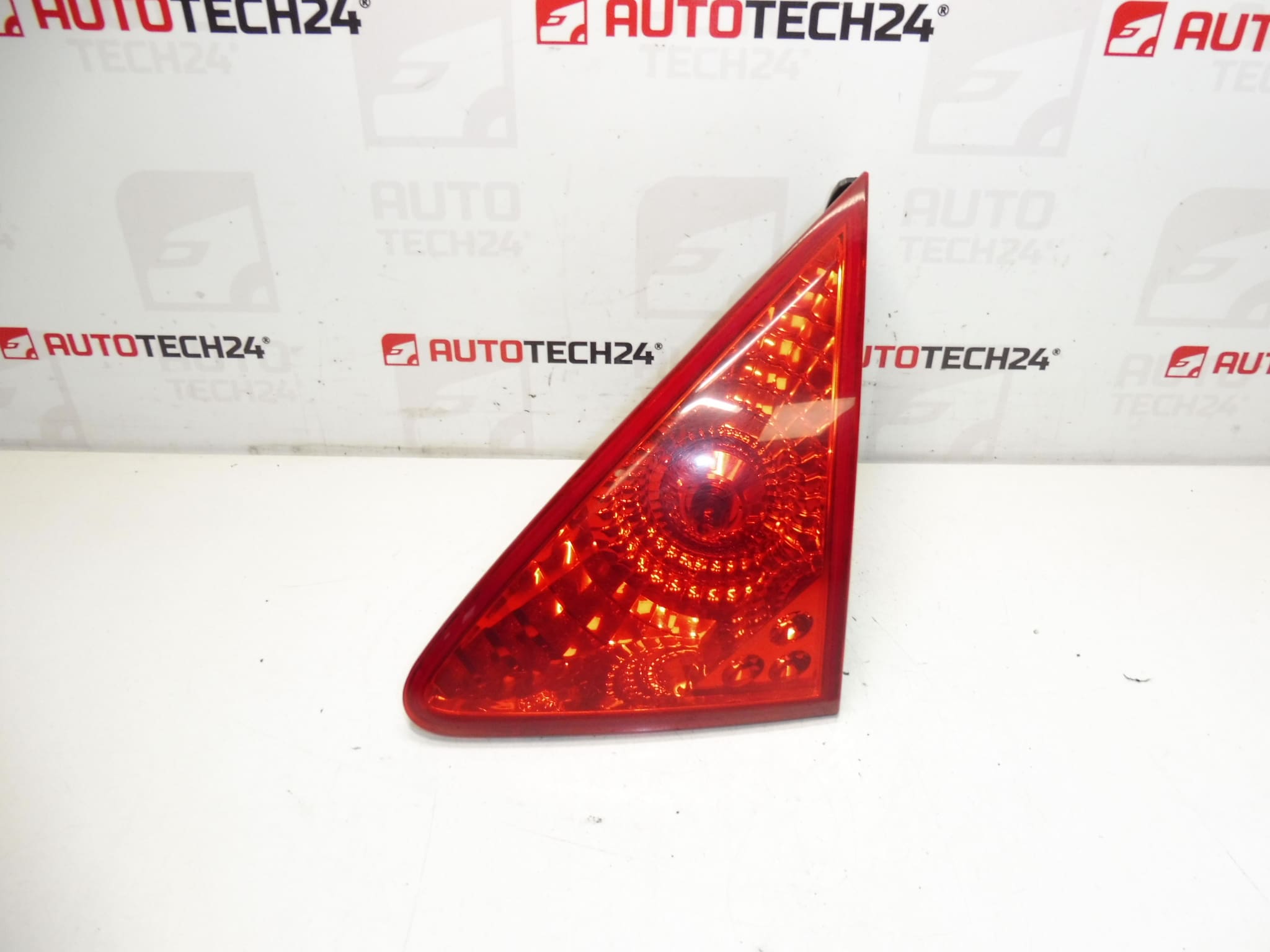 Pravý zadní světlomet víka Peugeot 3008 9683460980 6351HE