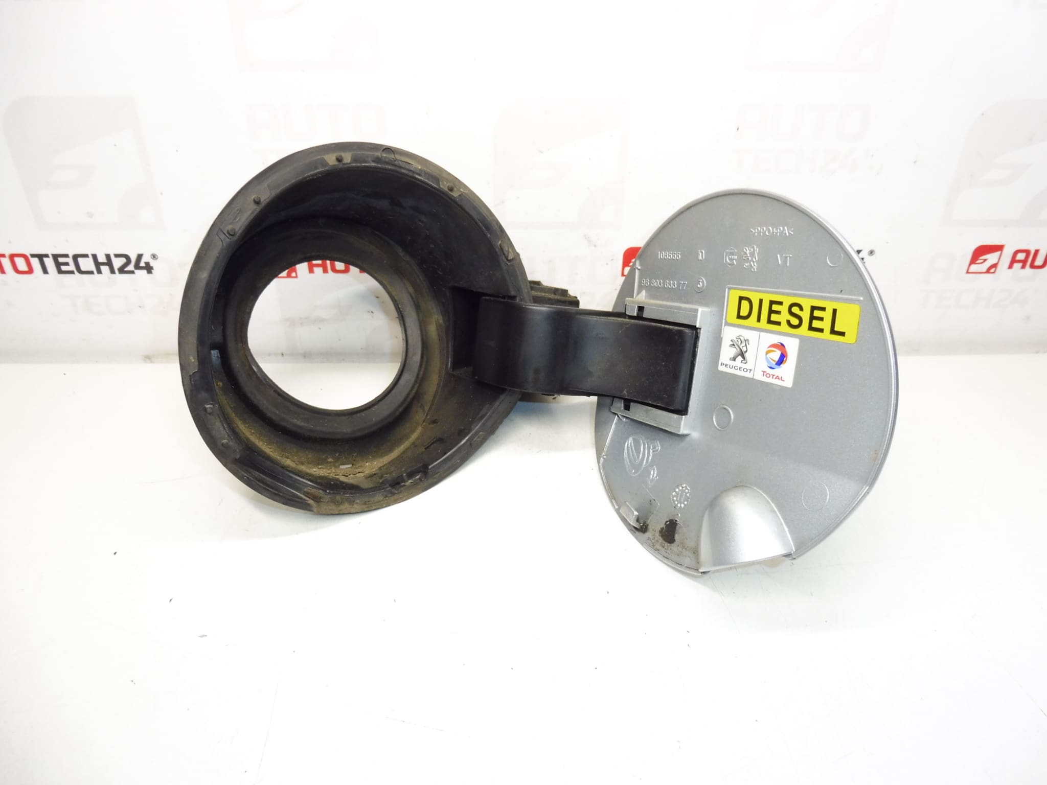Kryt víčka nádrže Peugeot 308 EZRC 1517F4 151899 - Obrázek 2