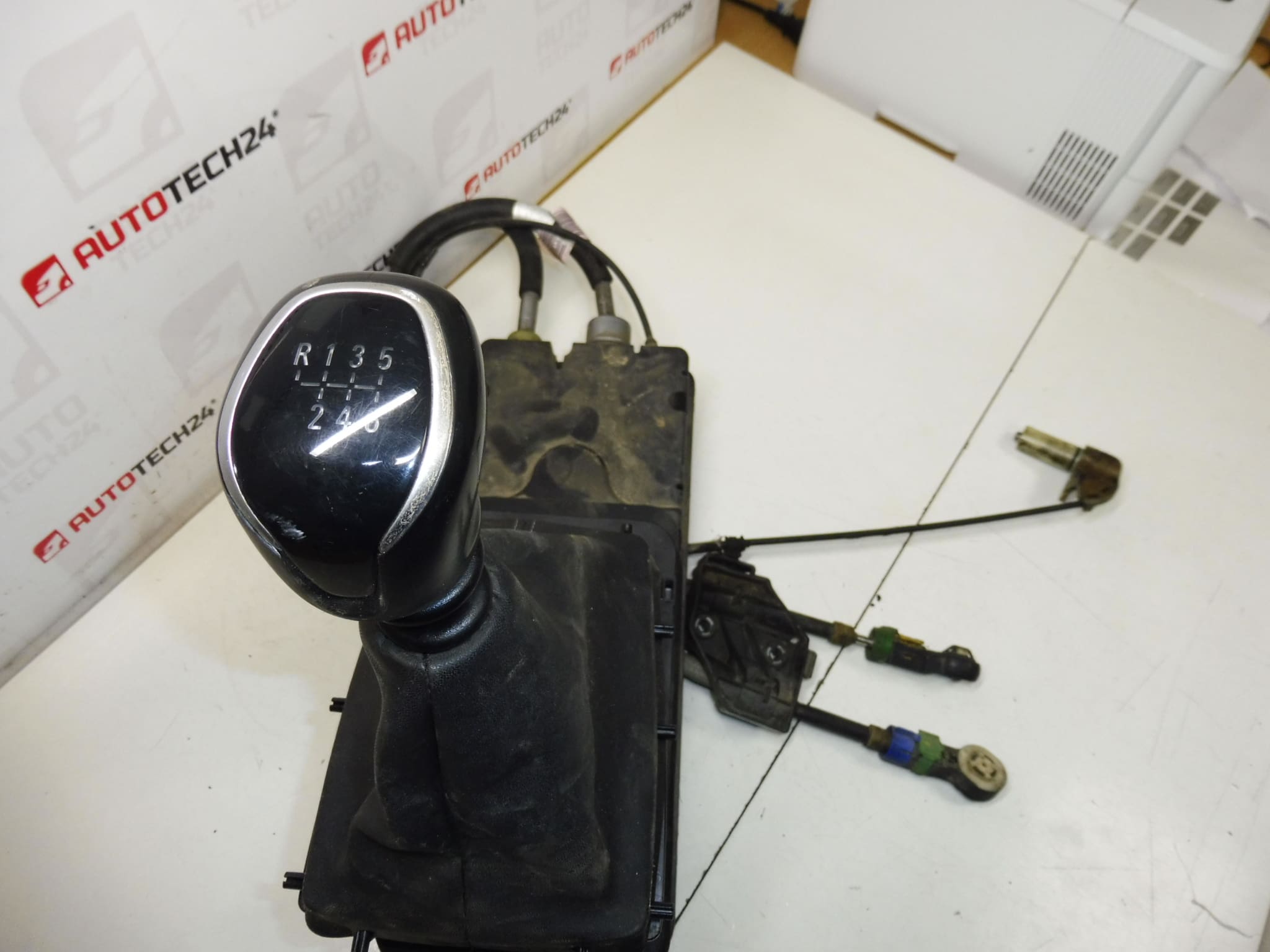 Kulisa řazení s lanovody Peugeot 308 T9 9825223280 YQ001073YX - Obrázek 2