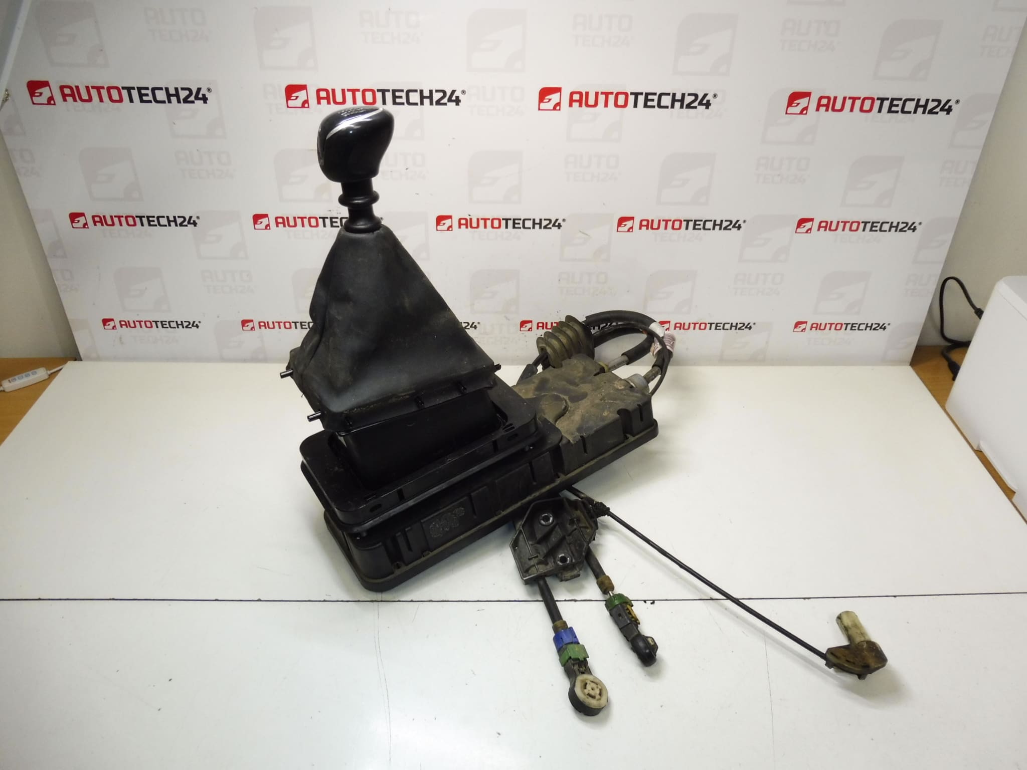 Kulisa řazení s lanovody Peugeot 308 T9 9825223280 YQ001073YX