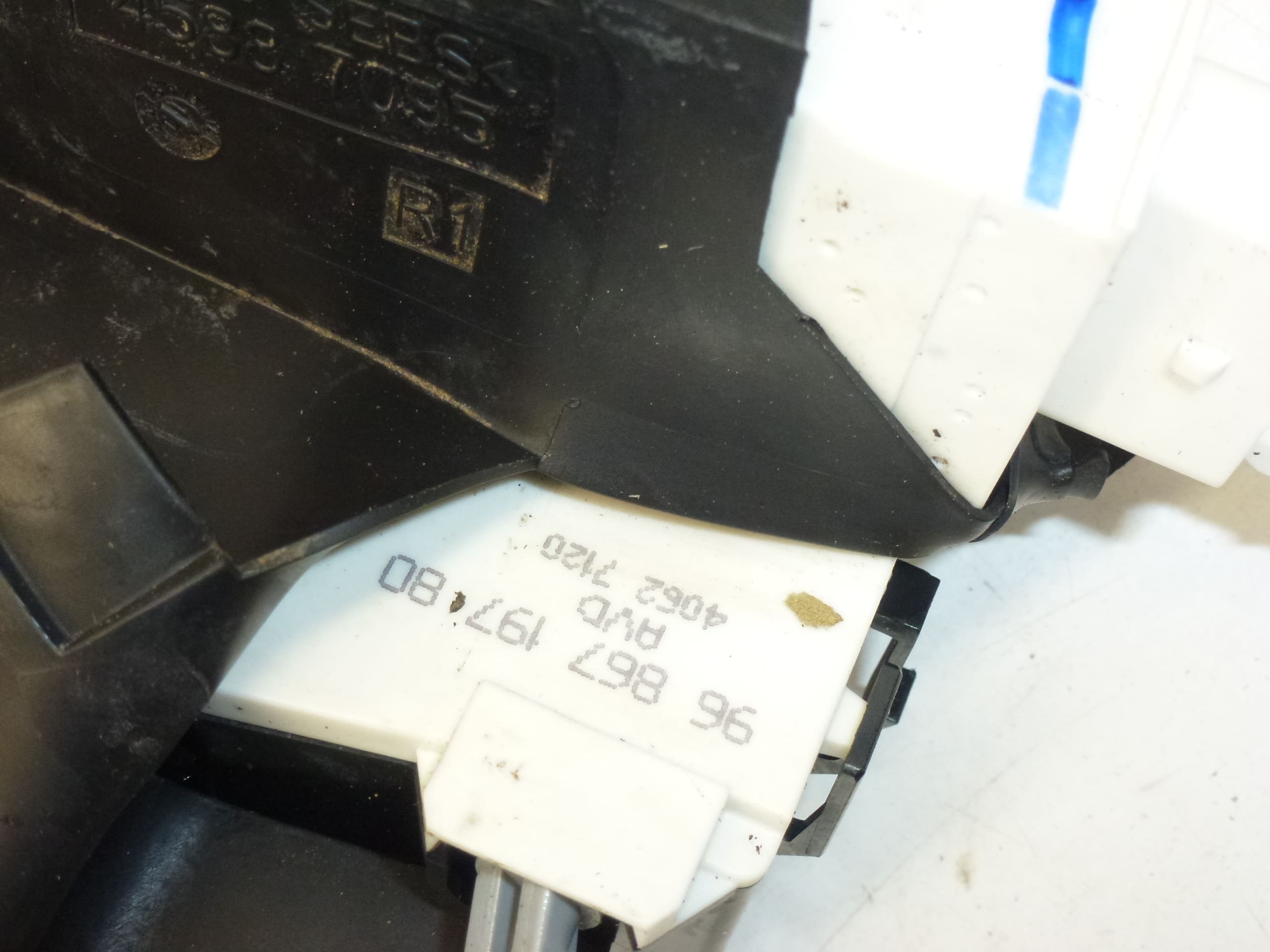 Zámek pravých předních dveří Citroën C4 9686719780 9136ES - Obrázek 2