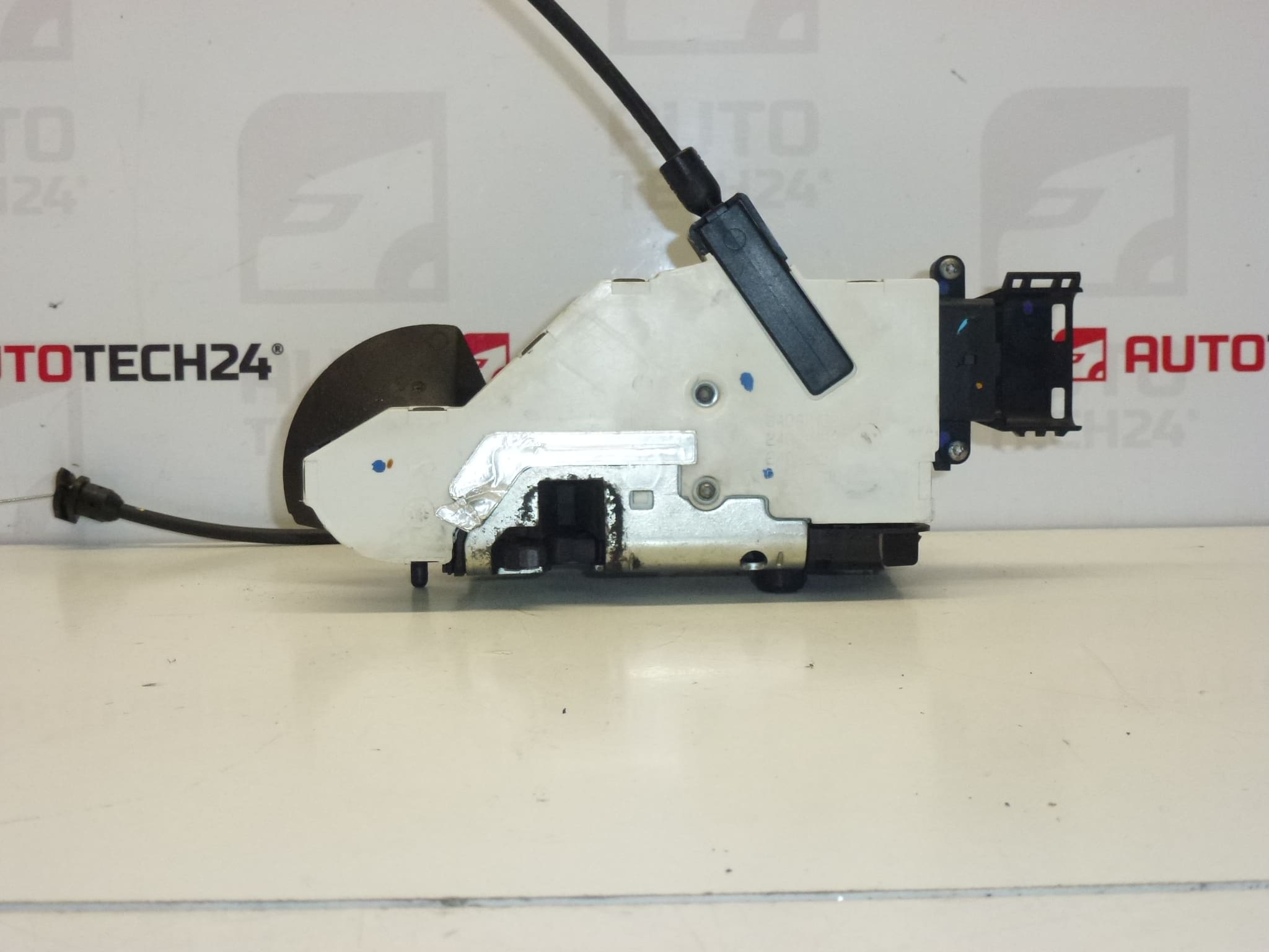 Zámek levých předních dveří Peugeot 207 24087158 9135V9 - Obrázek 2