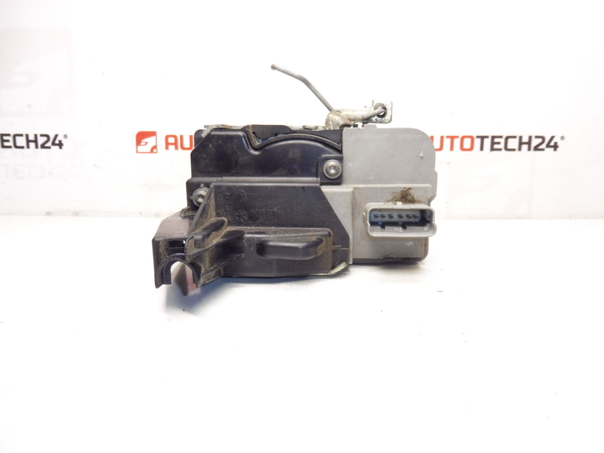 Zámek pravých předních dveří spolujezdce Peugeot 307 9136Z9