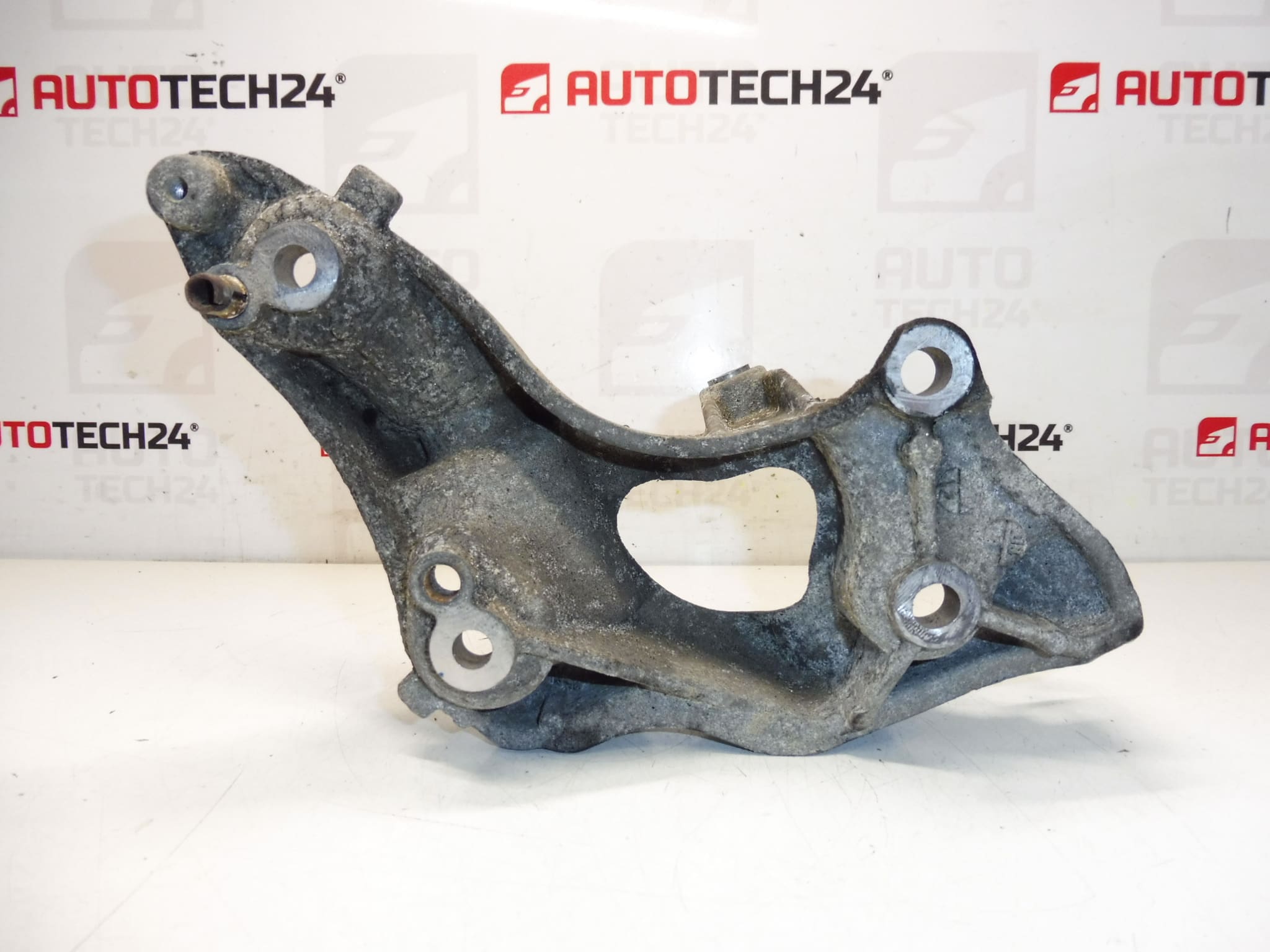 Držák alternátoru Citroën Peugeot 9658199180 5706L3 - Obrázek 2