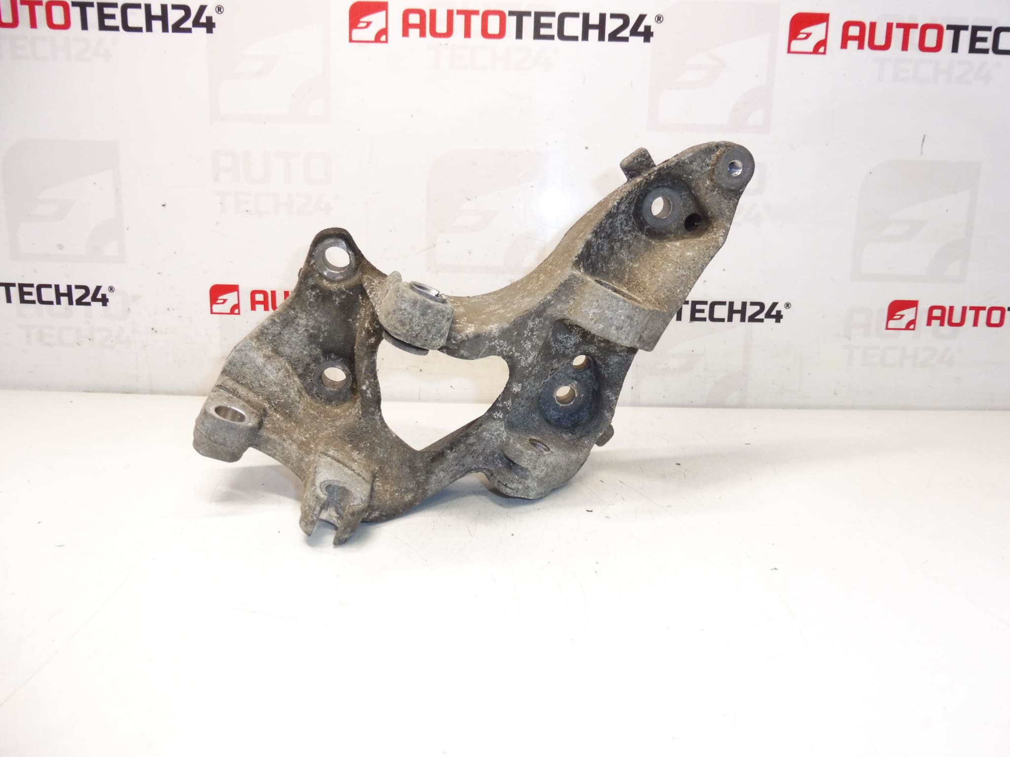 Držák alternátoru Citroën Peugeot 9658199180 5706L3