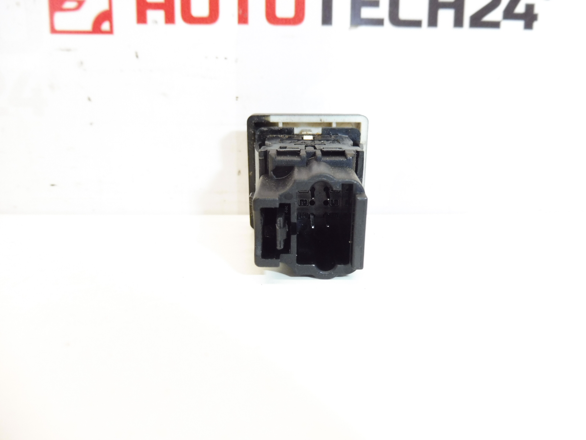 Ovladač výhřevu sedadla Citroën Peugeot 9629649177 8904TW