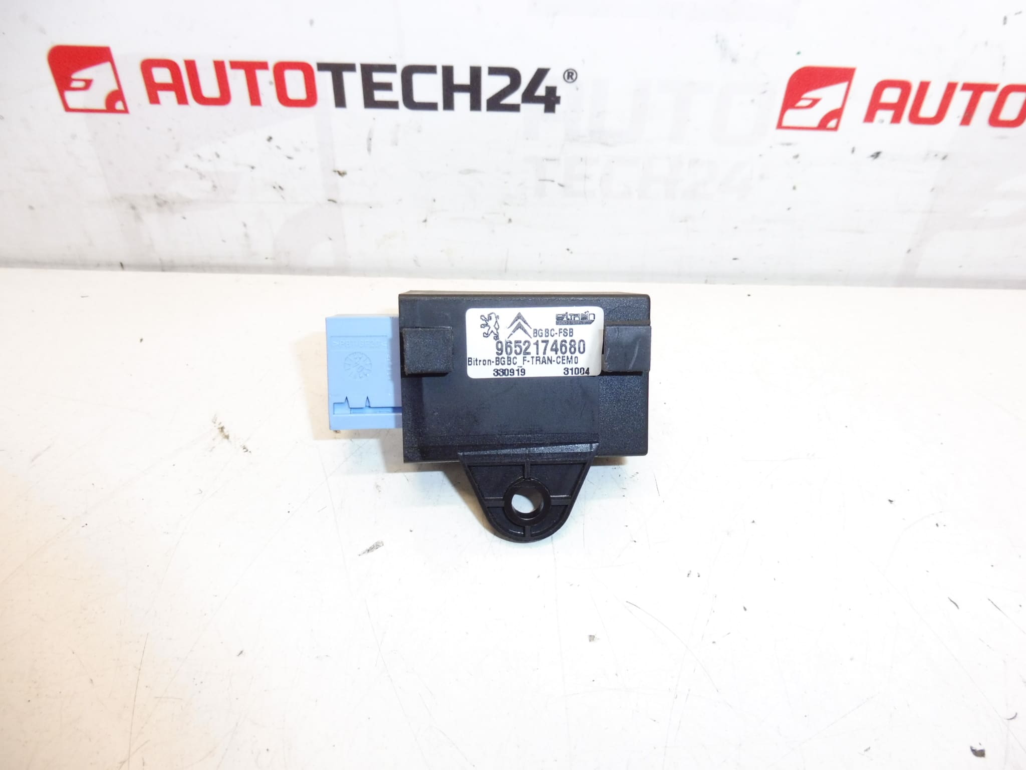 Relé bezpečnostního pasu Citroën Peugeot 9652174680 8914GH