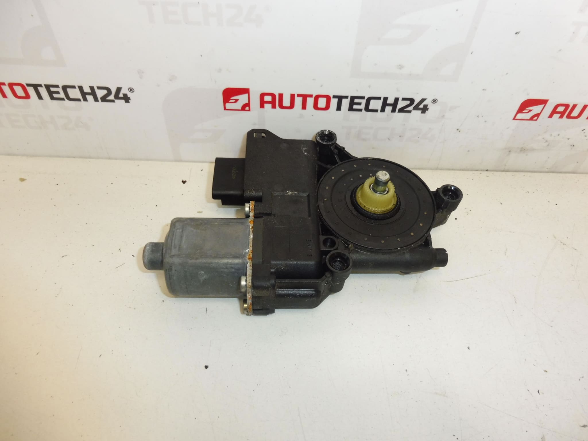 Motor stahování pravého okna Peugeot 308 9657247580 9222CW