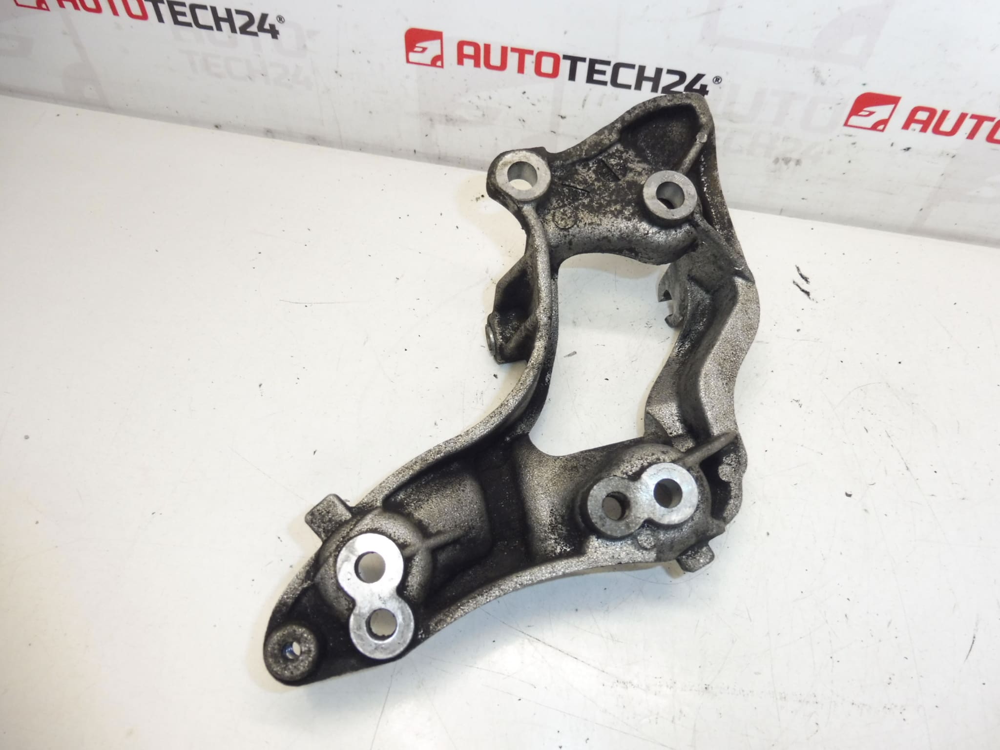 Držák Alternátoru Citroën Peugeot 9655652980 5706K3 - Obrázek 2