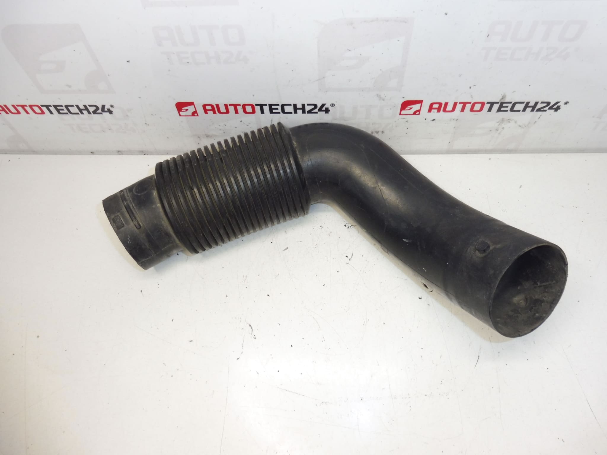 Hrdlo sání1.6 HDI Citroën Peugeot 9647392480 143451 - Obrázek 2