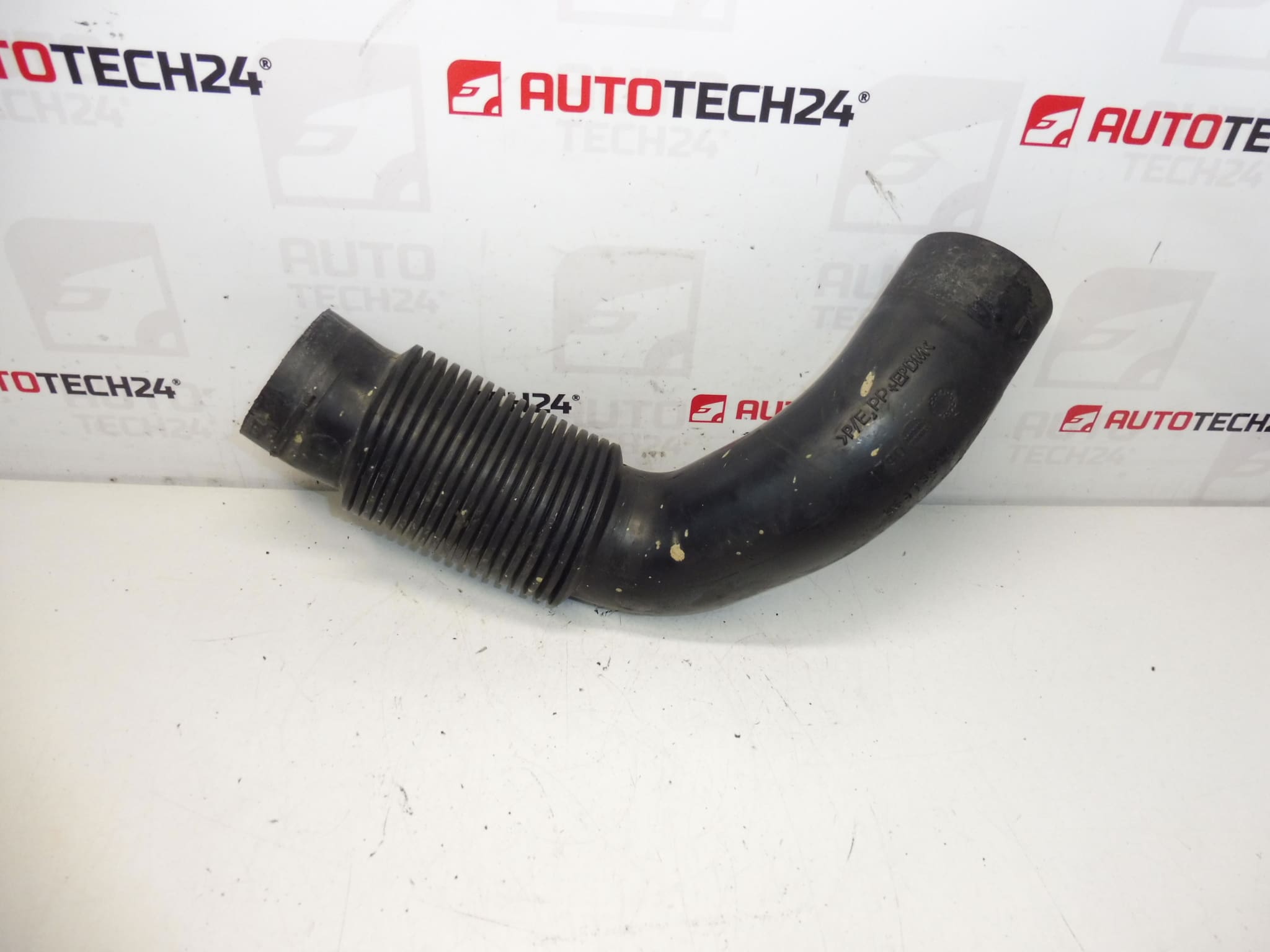 Hrdlo sání1.6 HDI Citroën Peugeot 9647392480 143451