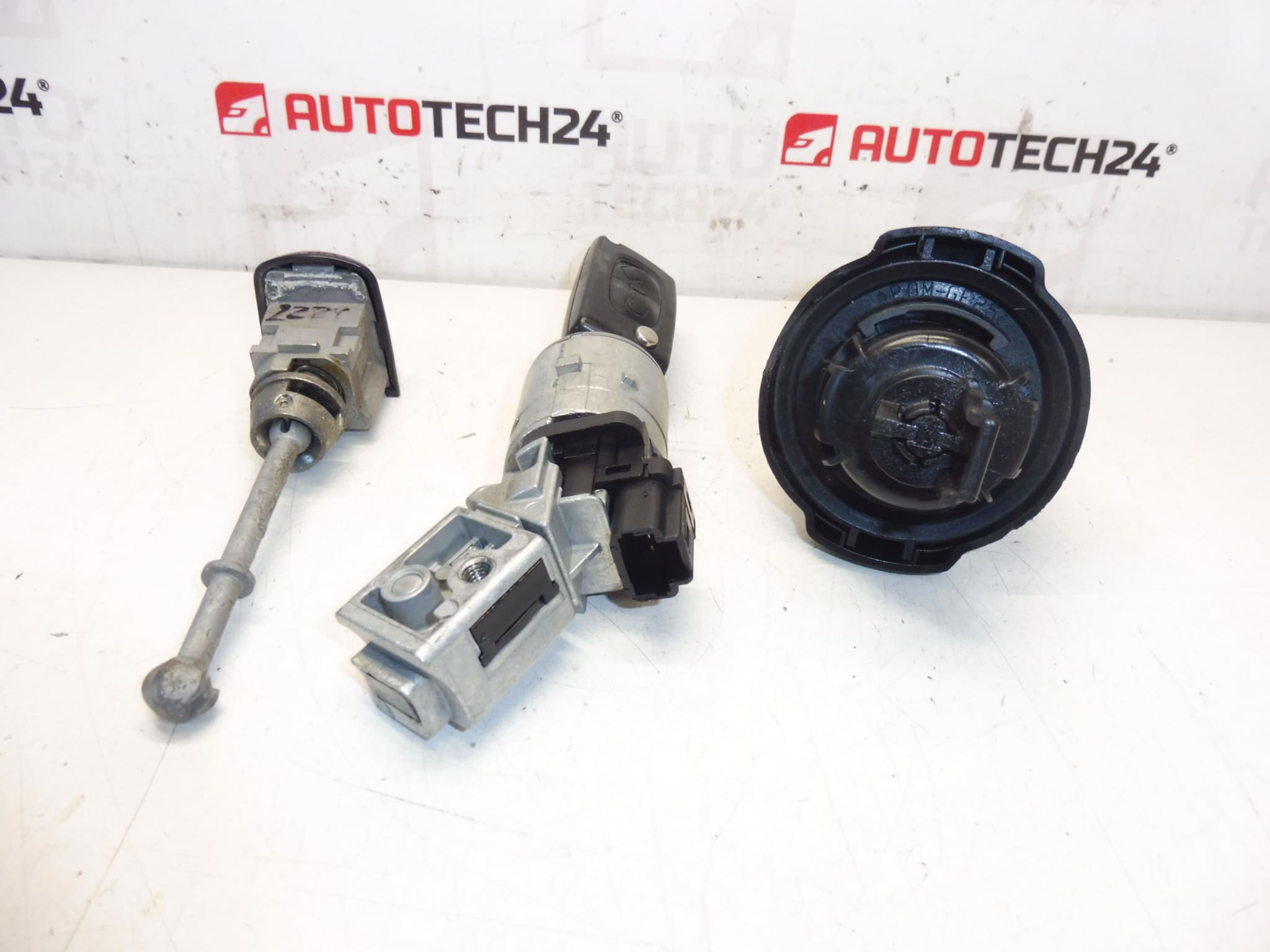 Sada zámků 2 klíče Peugeot 3008 5008 4162SX 4162KF 4162XT - Obrázek 2